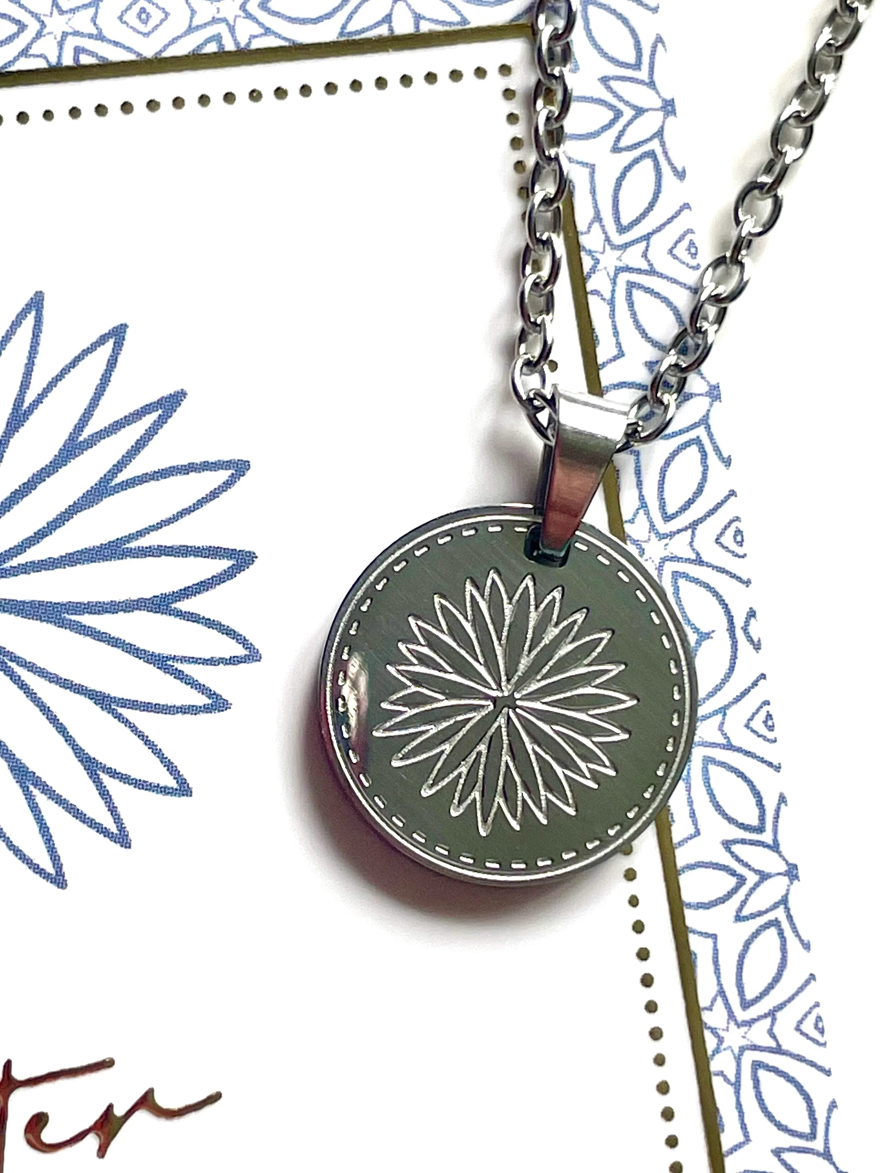 Médaillon fleur de Naissance Aster - septembre - Aux fleurs de Chloé Médaillon fleur de Naissance Aster - septembre Pendentif Pendentif