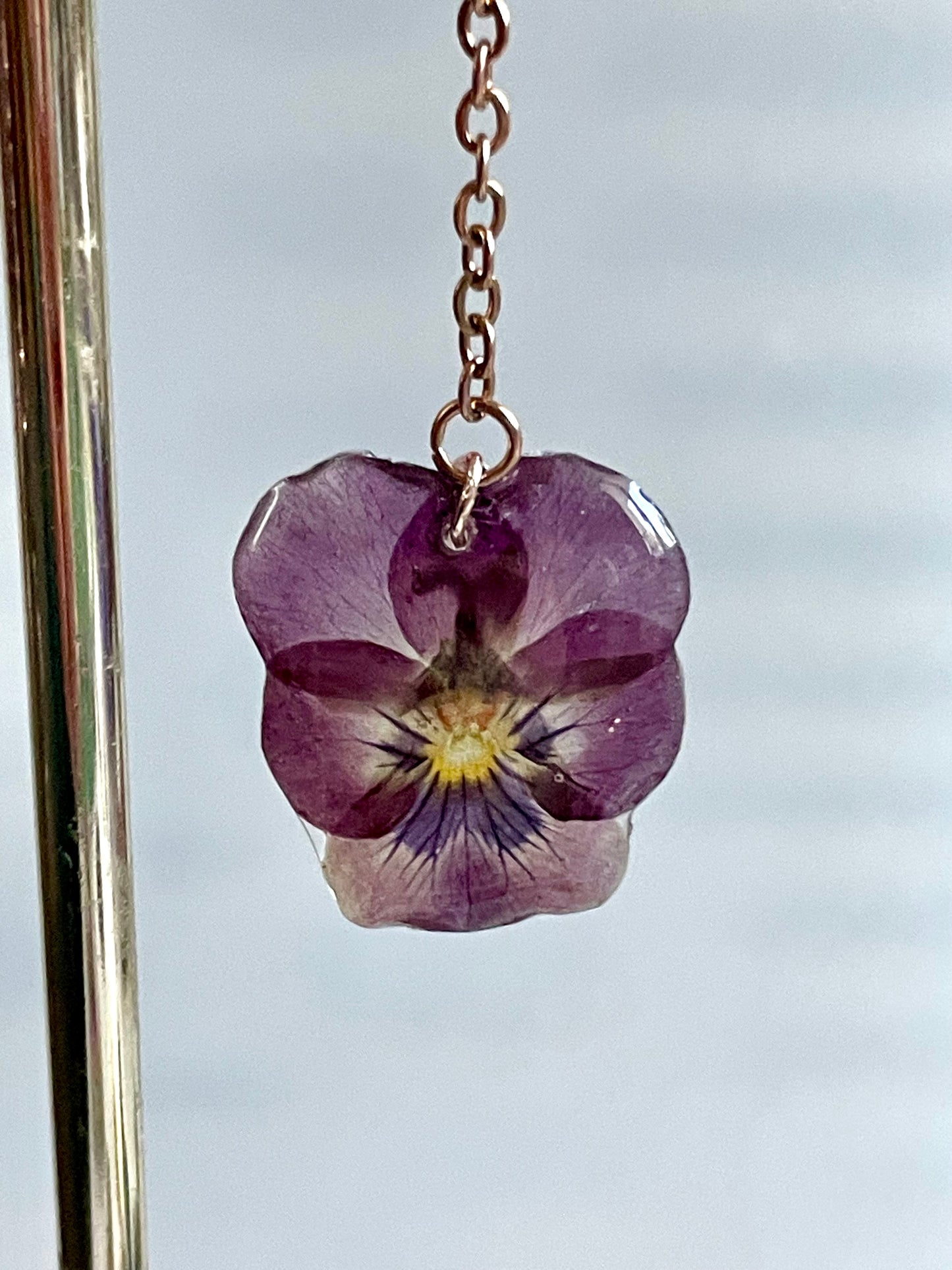 Boucles d’oreilles pendantes or rose petites pensées