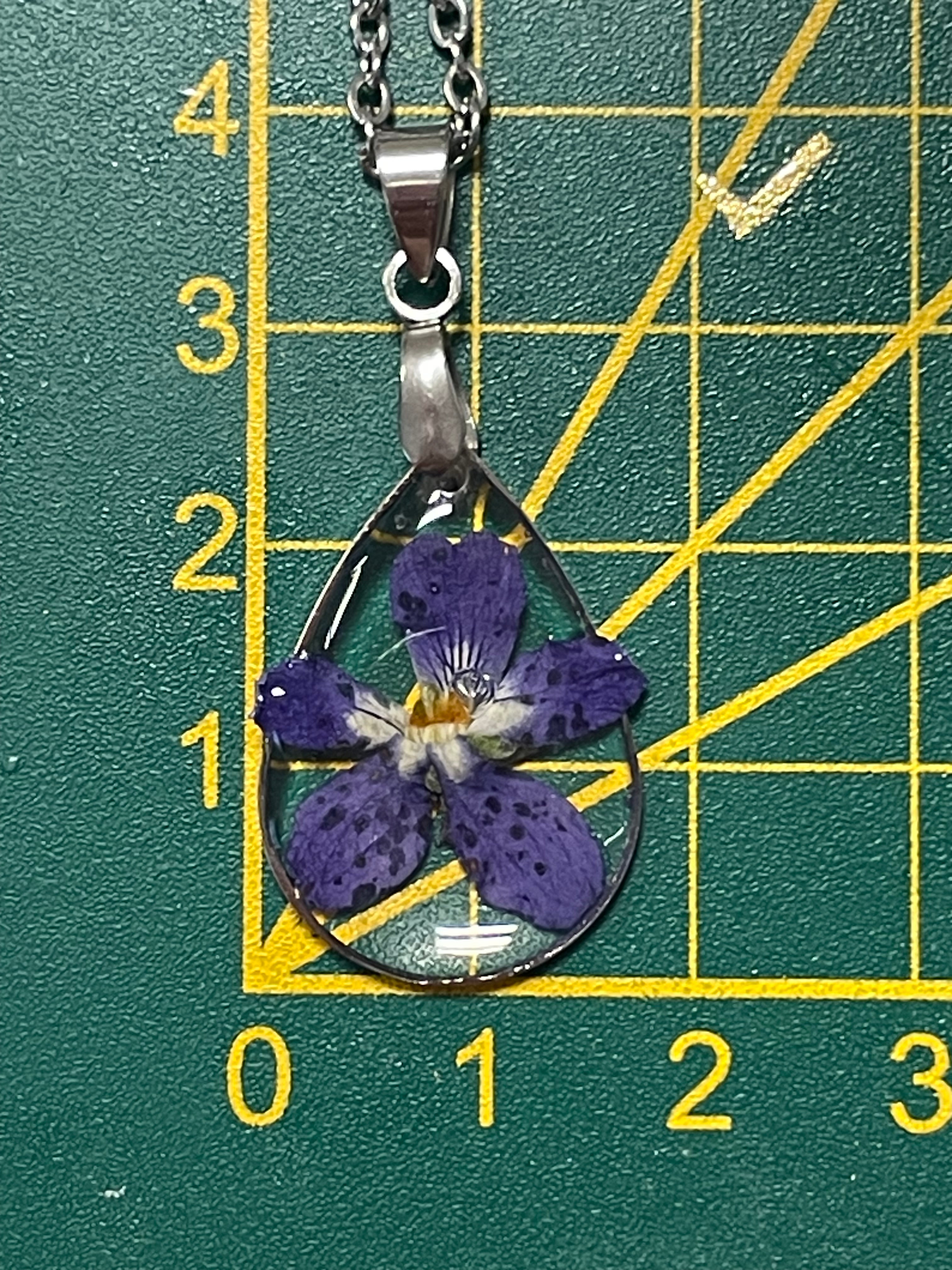Pendentif petite larme de violette - Aux fleurs de Chloé Pendentif petite larme de violette Pendentif Pendentif