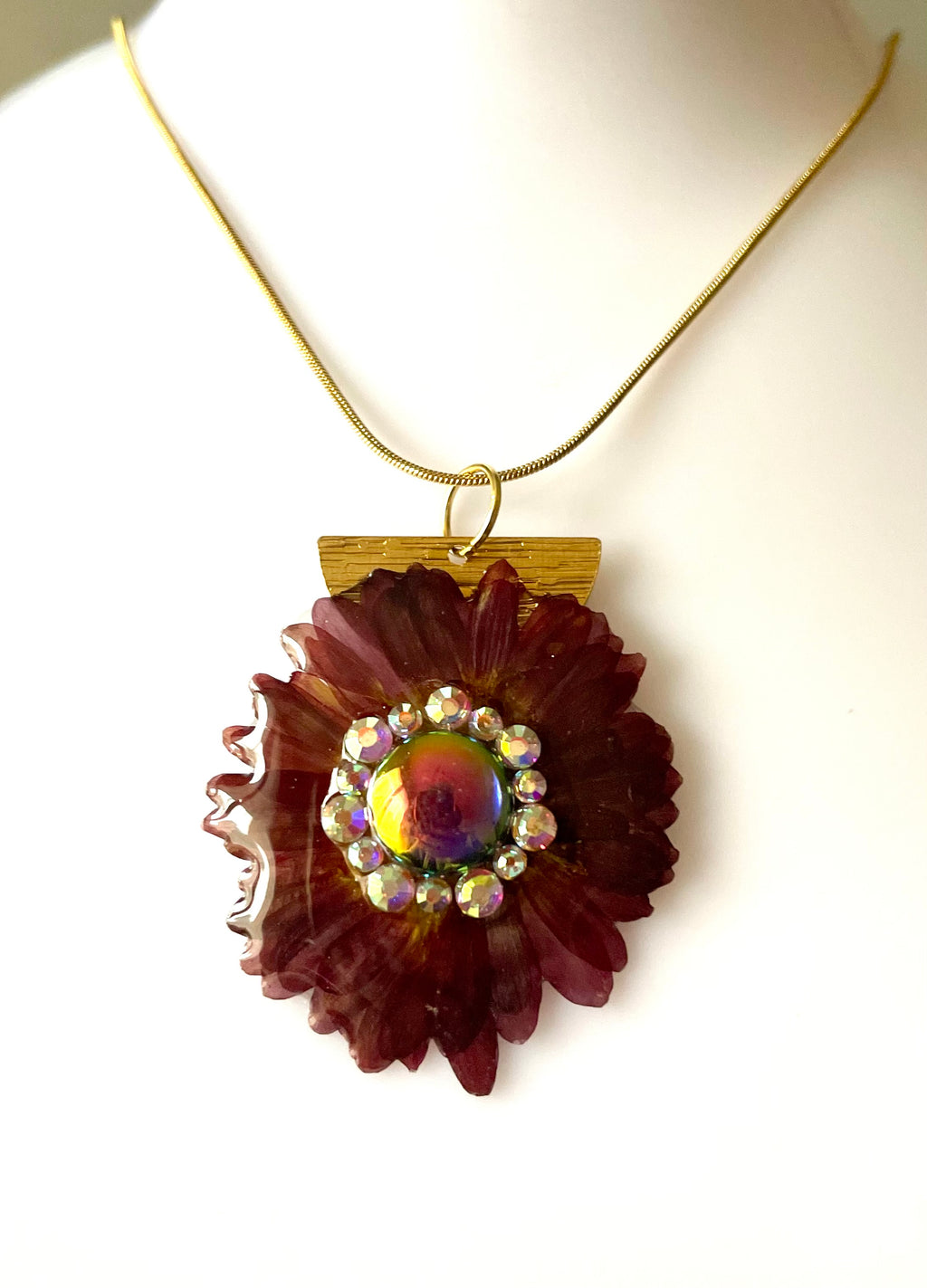 Collier Chrysanthème & strass «plumes» - Aux fleurs de Chloé Collier Chrysanthème & strass «plumes» Collier Collier