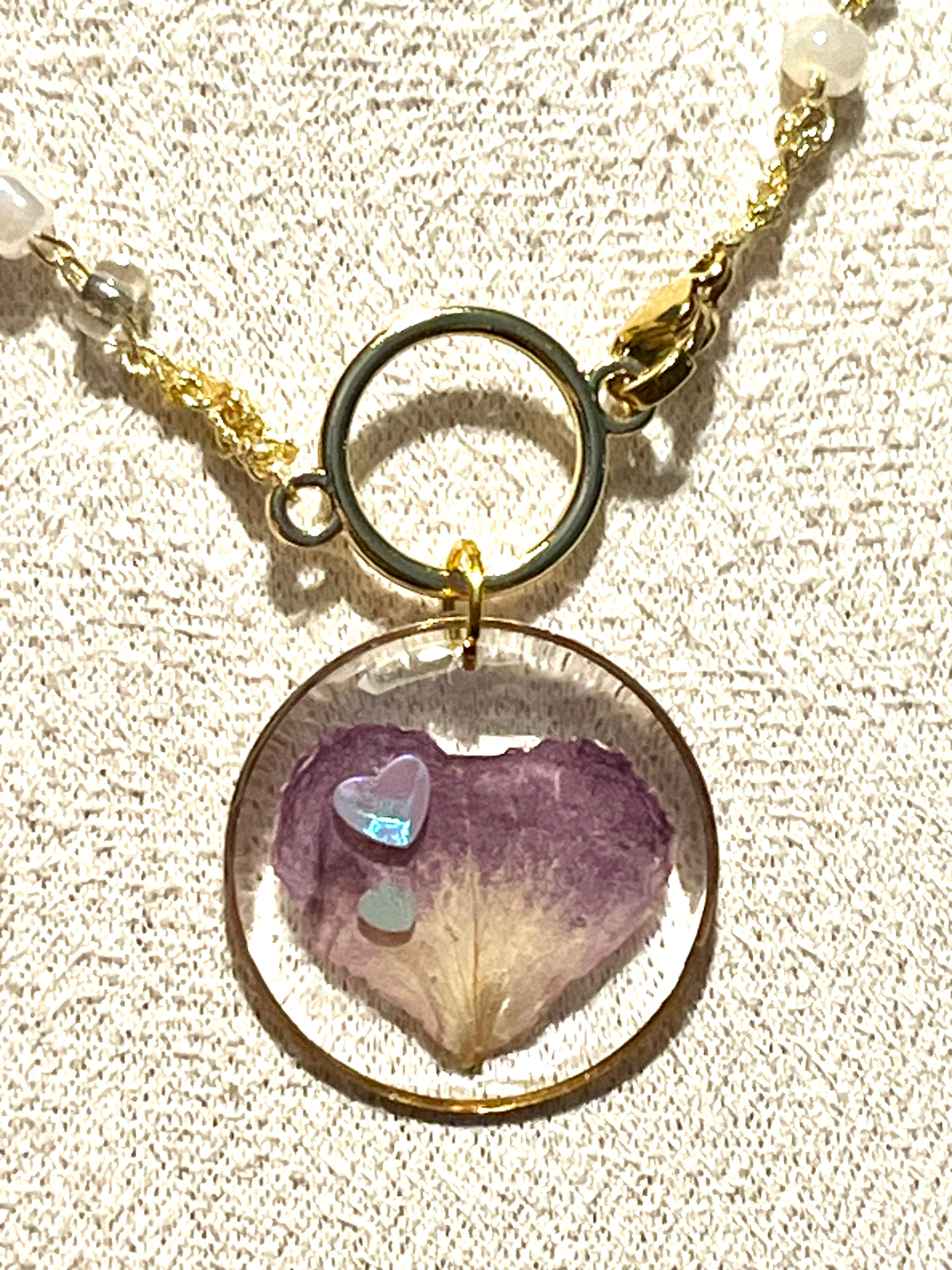 Collier au crochet & Pétale de Rose naturelle