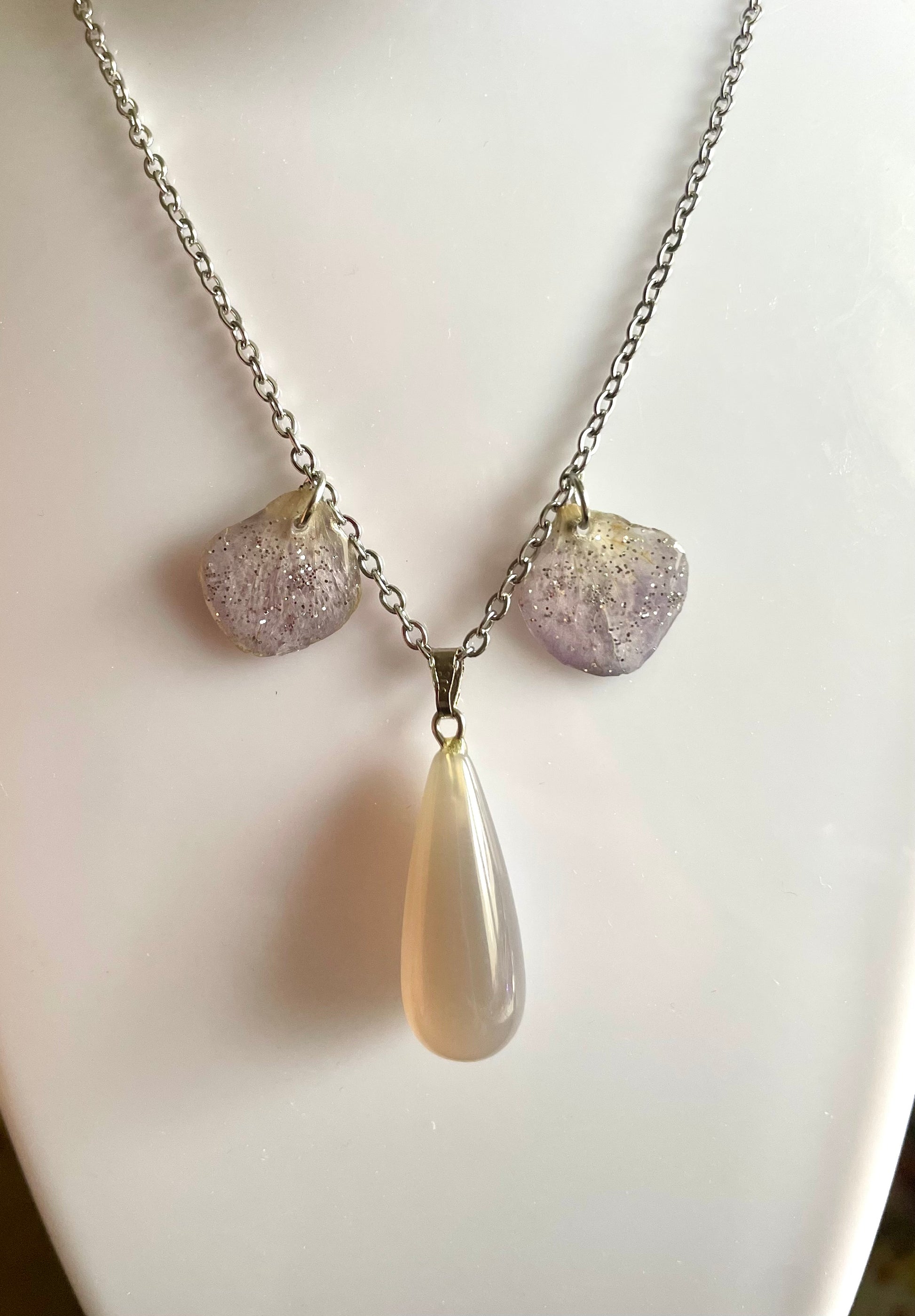 Collier pétales d’hortensia bleu & calcédoine bleue - Aux fleurs de Chloé Collier pétales d’hortensia bleu & calcédoine bleue Collier Collier