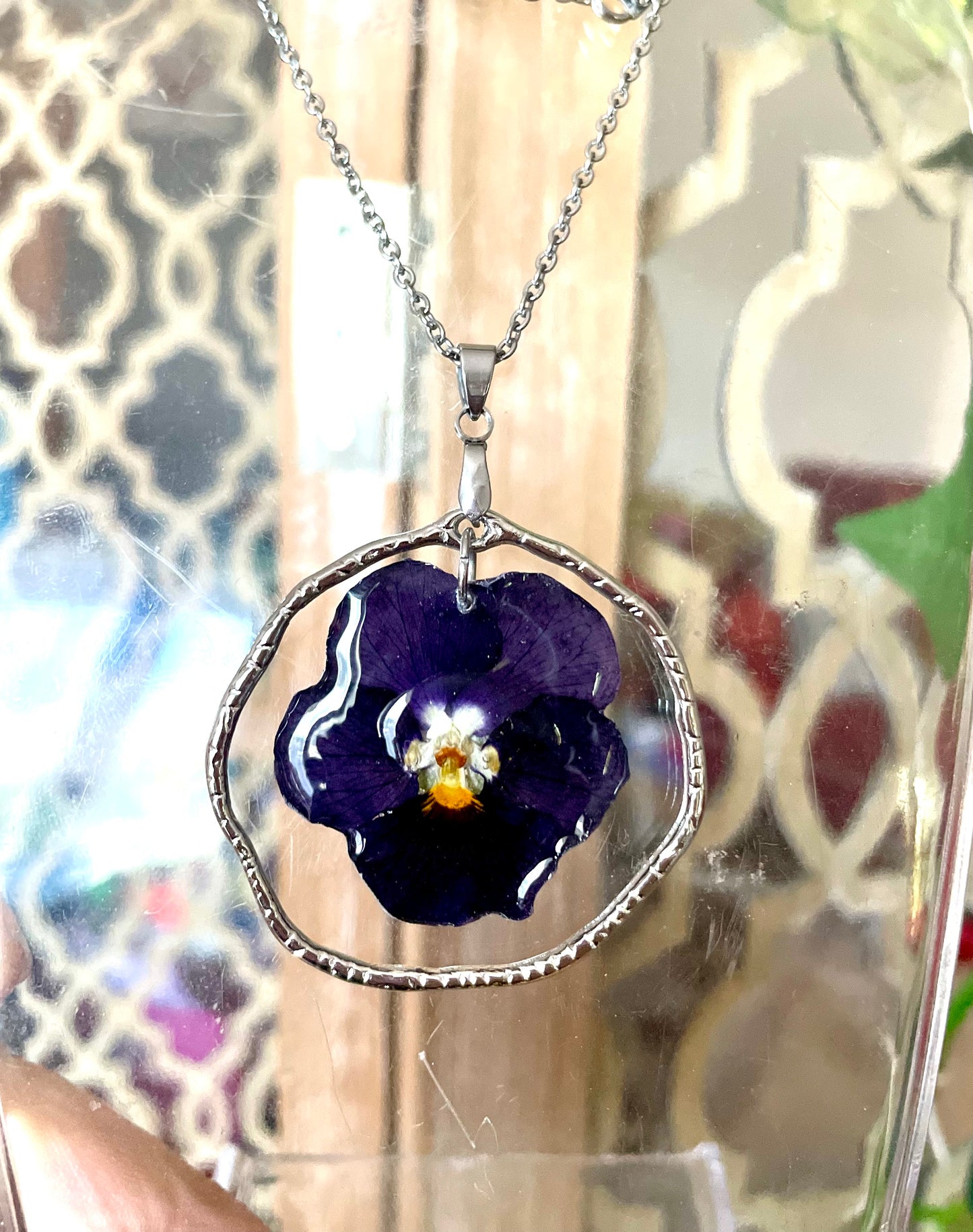 Collier argenté pensée violet foncé