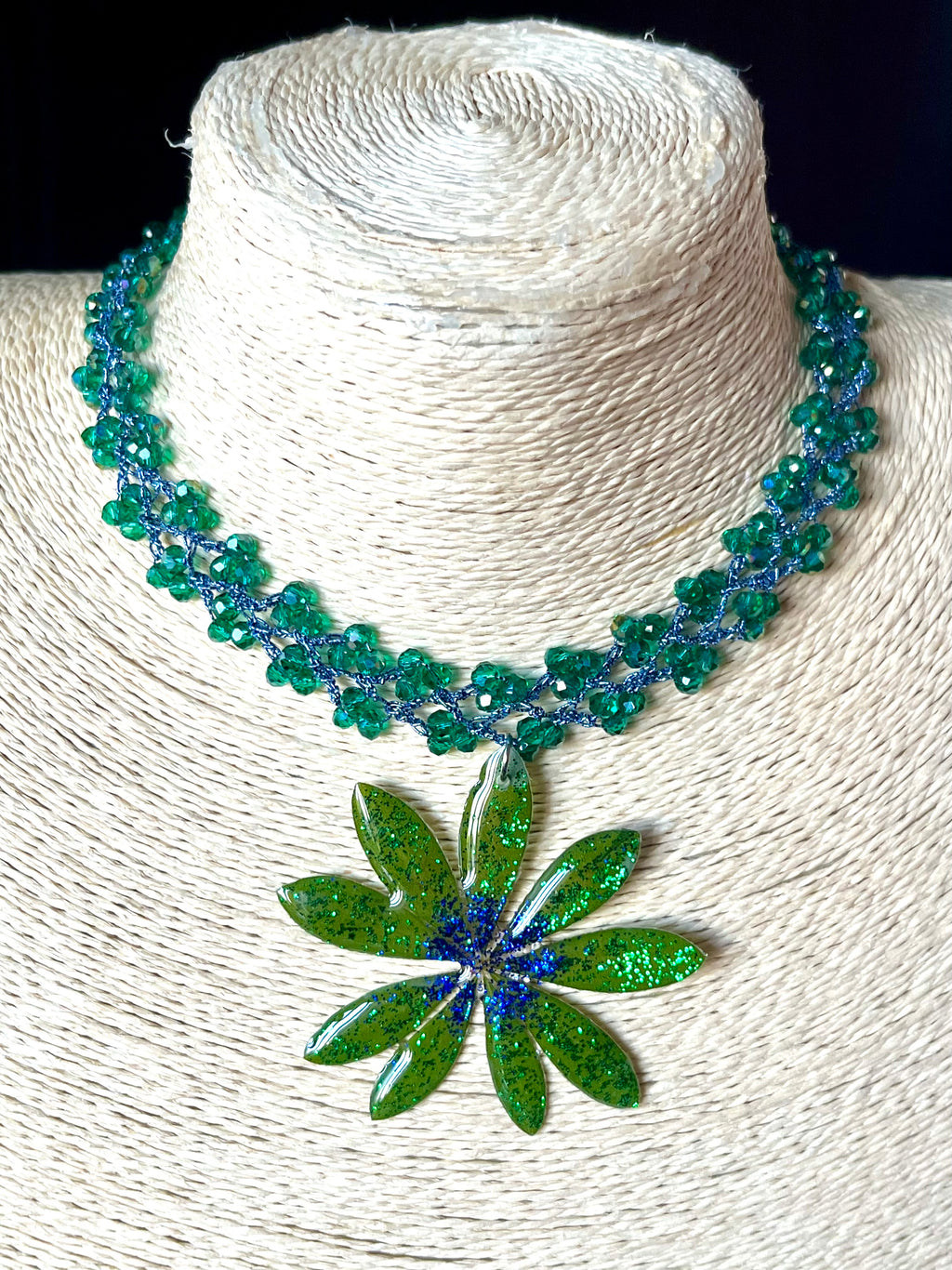 Collier Éclat de Lupin – Feuille de lupin & crochet perlé