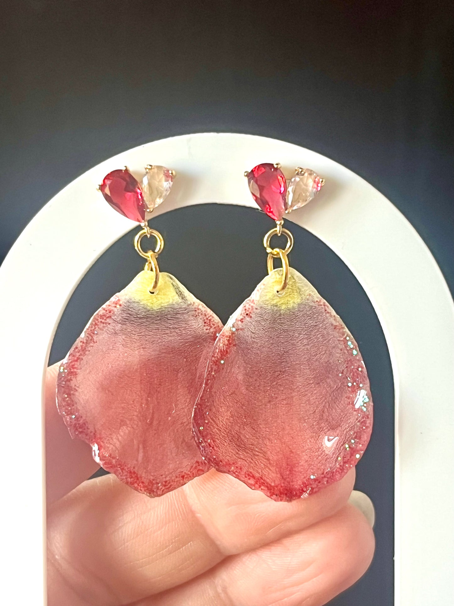 Boucles d’oreilles en pétales naturels de tulipe – Bijou floral unique en résine