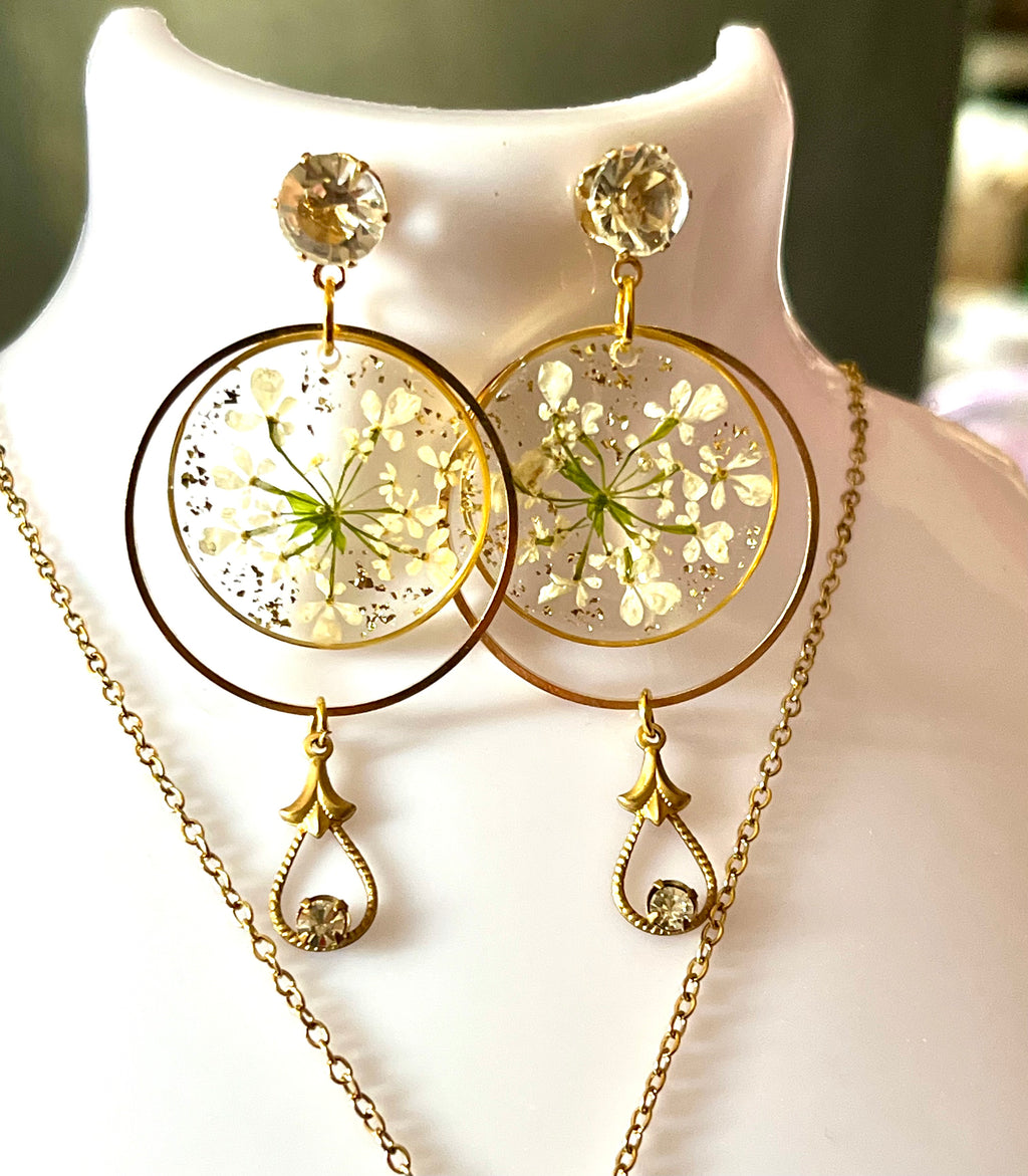 Boucles d’oreilles Fleurs Naturelles carotte sauvage  en Résine – Créoles Dorées Artisanales