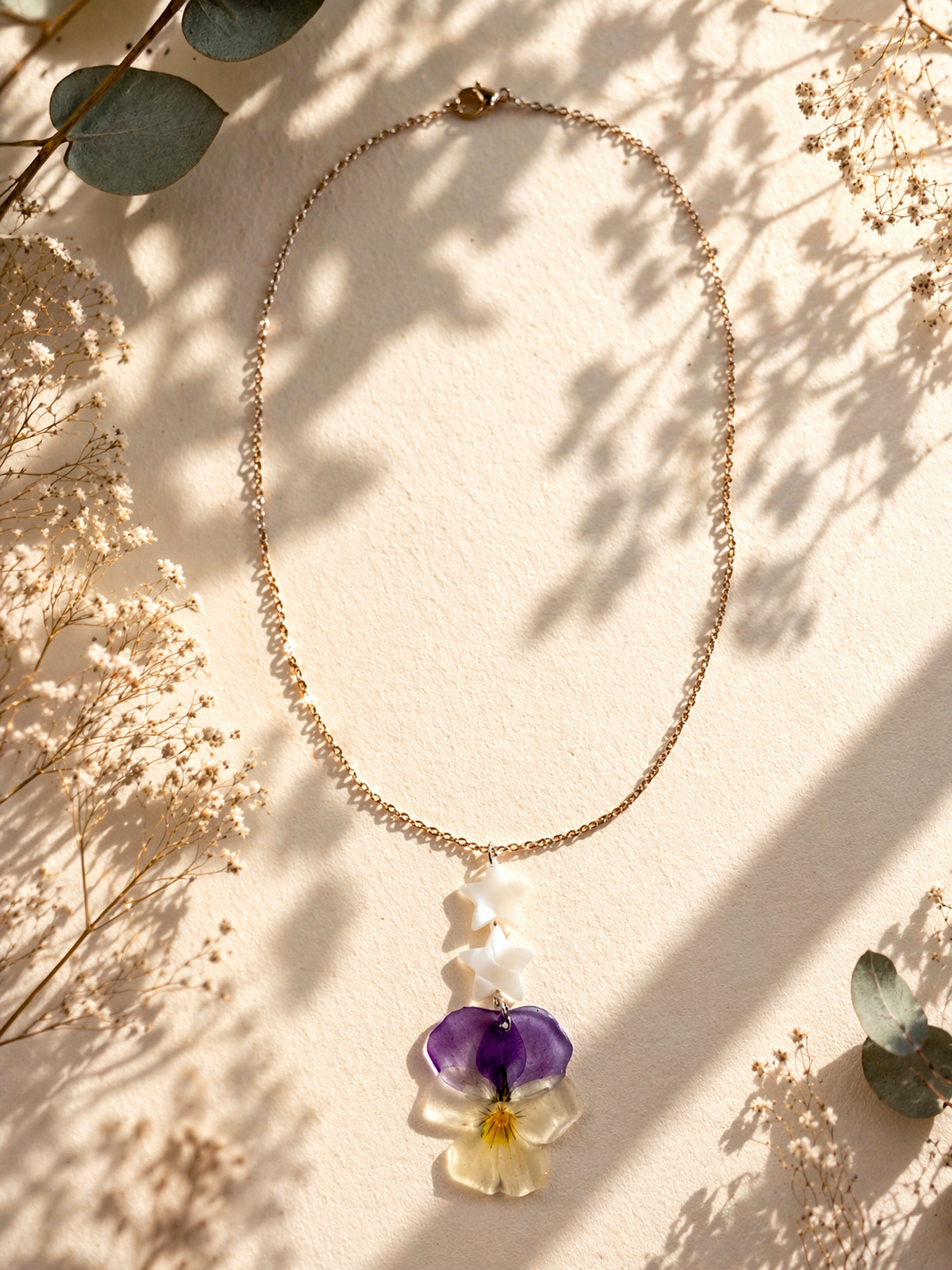 Collier Pensée Naturelle & Nacre – Élégance Florale