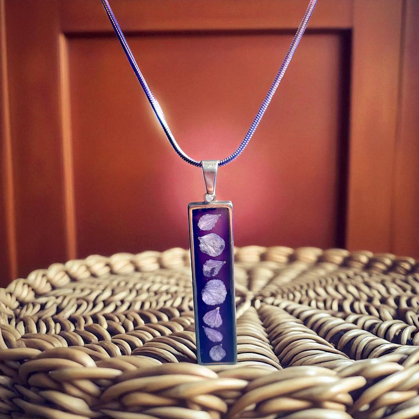 Collier pétales hortensia bleu fond violet