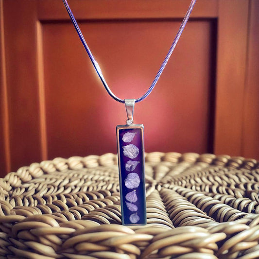 Collier pétales hortensia bleu fond violet