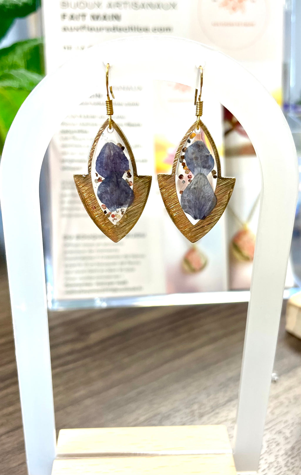 Boucles d’oreilles pétales d’hortensia bleu & paillettes bronze - Aux fleurs de Chloé Boucles d’oreilles pétales d’hortensia bleu & paillettes bronze Boucles d’oreilles Boucles d’oreilles