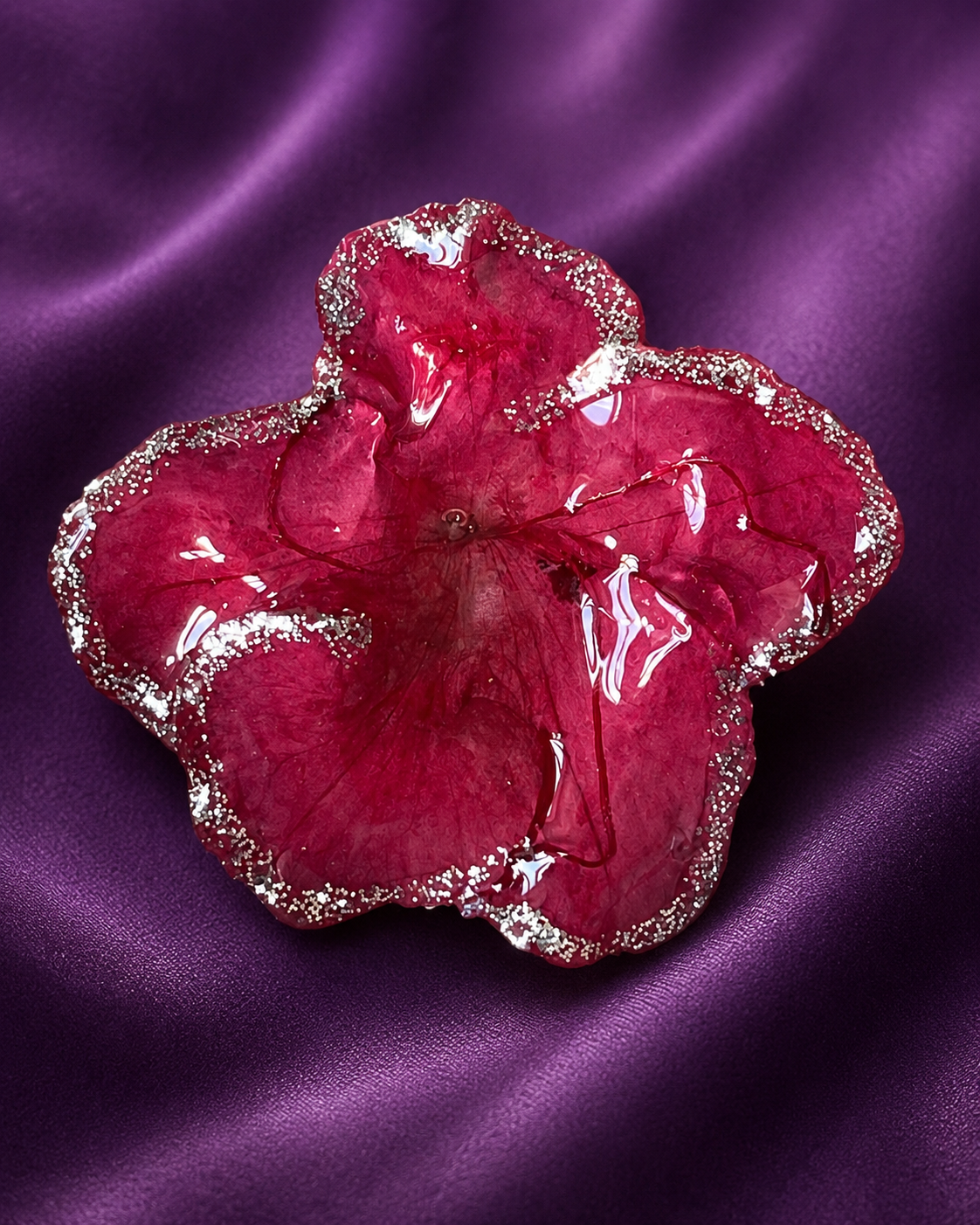 Broche « Azalée Éternelle » – Fleur naturelle préservée
