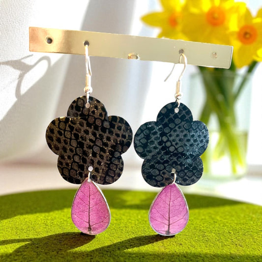 Boucles d’oreilles fleurs de cuir & larmes de Bougainvilliers