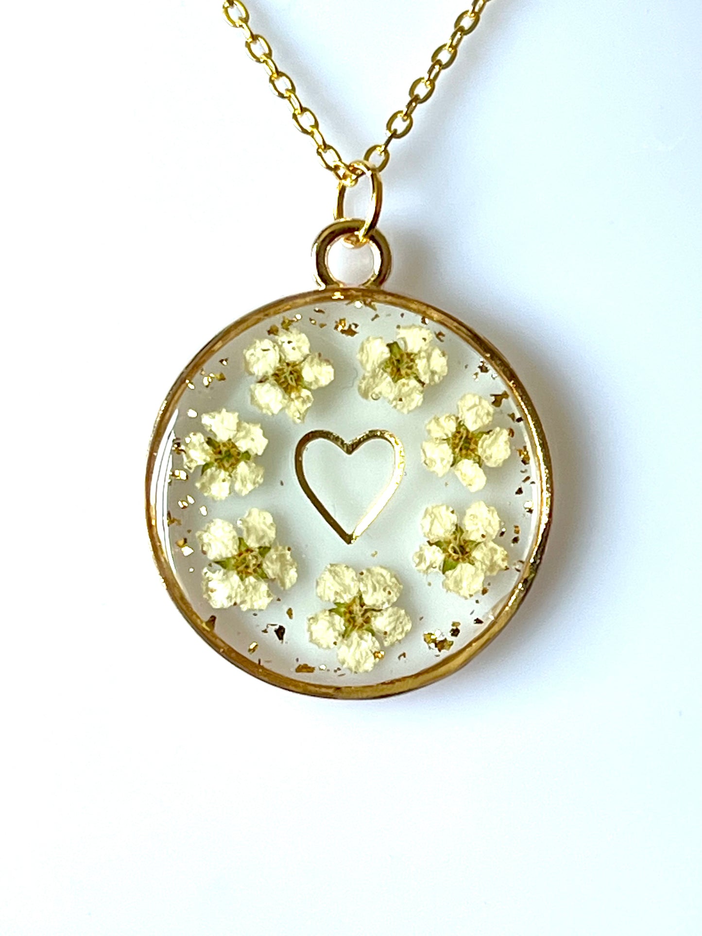 🌼 Collier pendentif fleurs de spirée & cœur