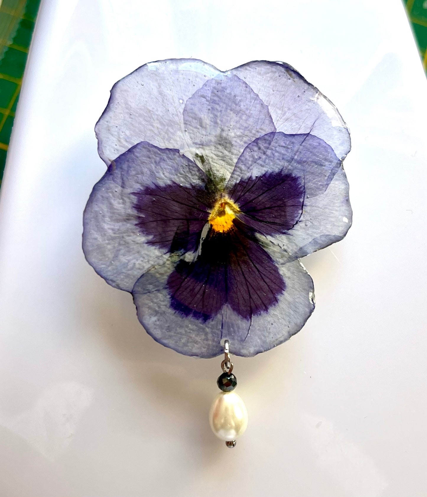 Broche Pensée Éternelle – Fleur naturelle préservée