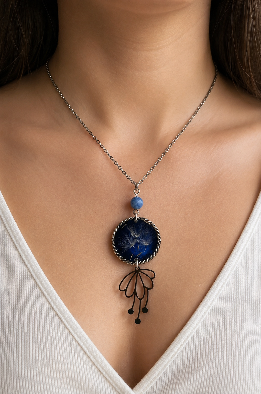 Collier pendentif artisanal – Fleur de pissenlit sur fond bleu nuit