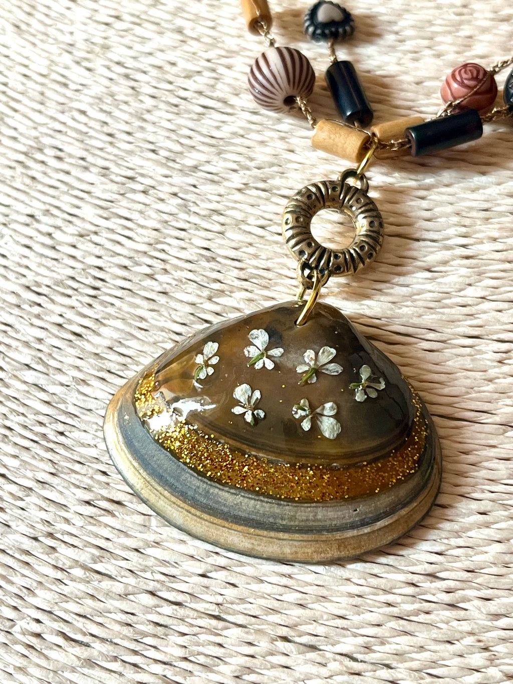 Collier « Trésor Marin » – Coquillage naturel & fleurs naturelles