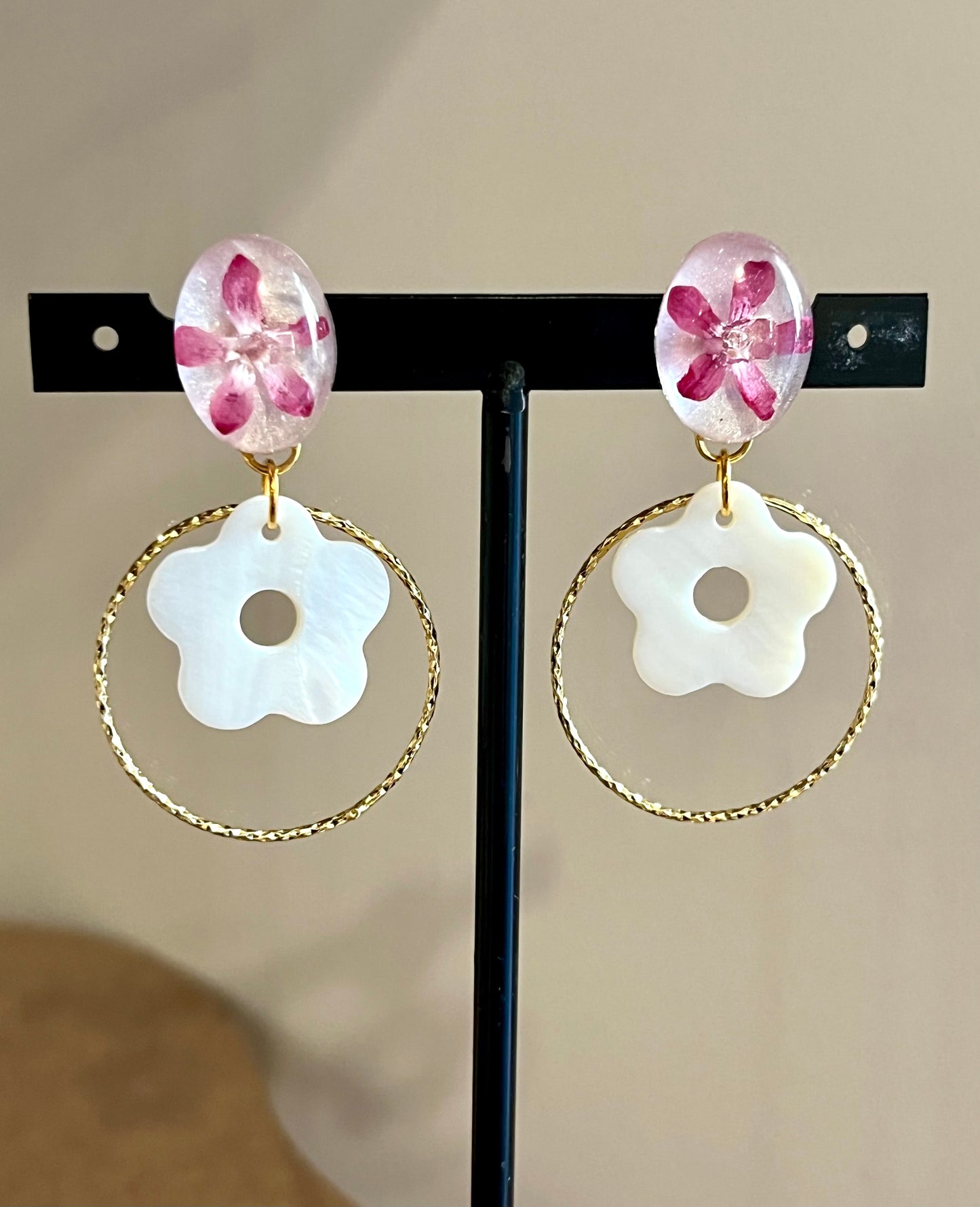 Boucles d’Oreilles Floréa – Anneaux Dorés & Fleur Nacrée