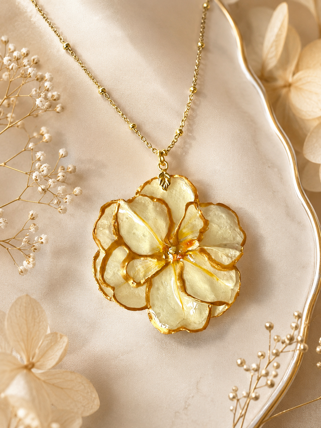 Collier Fleur Freesia Séchée Dorée – Bijou Bohème & Élégant