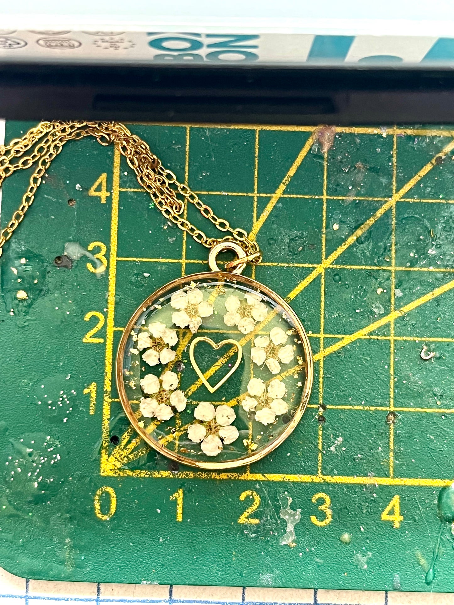 🌼 Collier pendentif fleurs de spirée & cœur