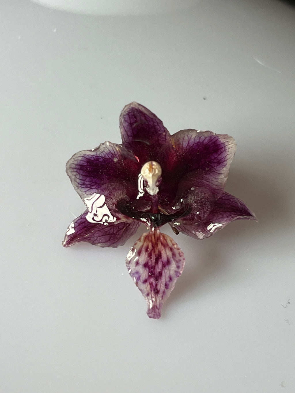 🌸 Pin’s Mini Orchidée Naturelle – Bijou Floral Unique