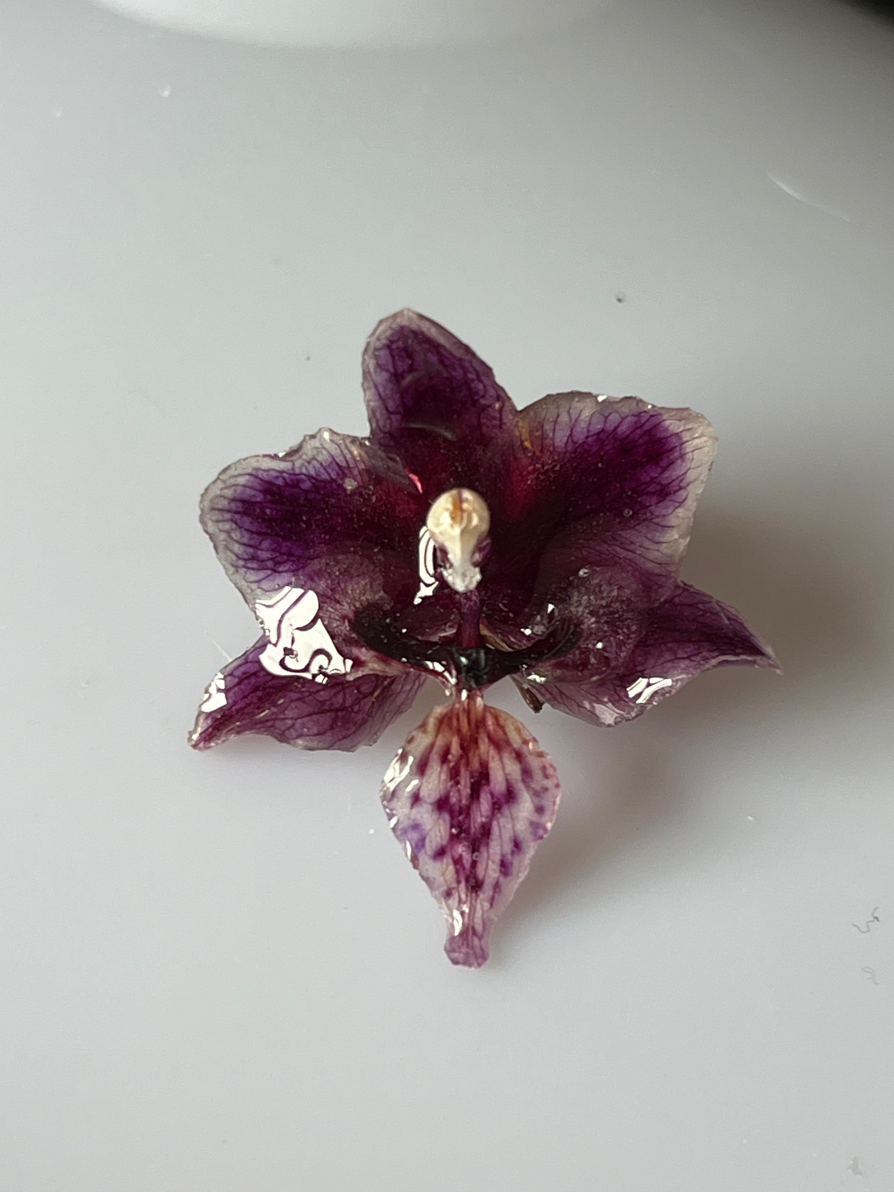 🌸 Pin’s Mini Orchidée Naturelle – Bijou Floral Unique