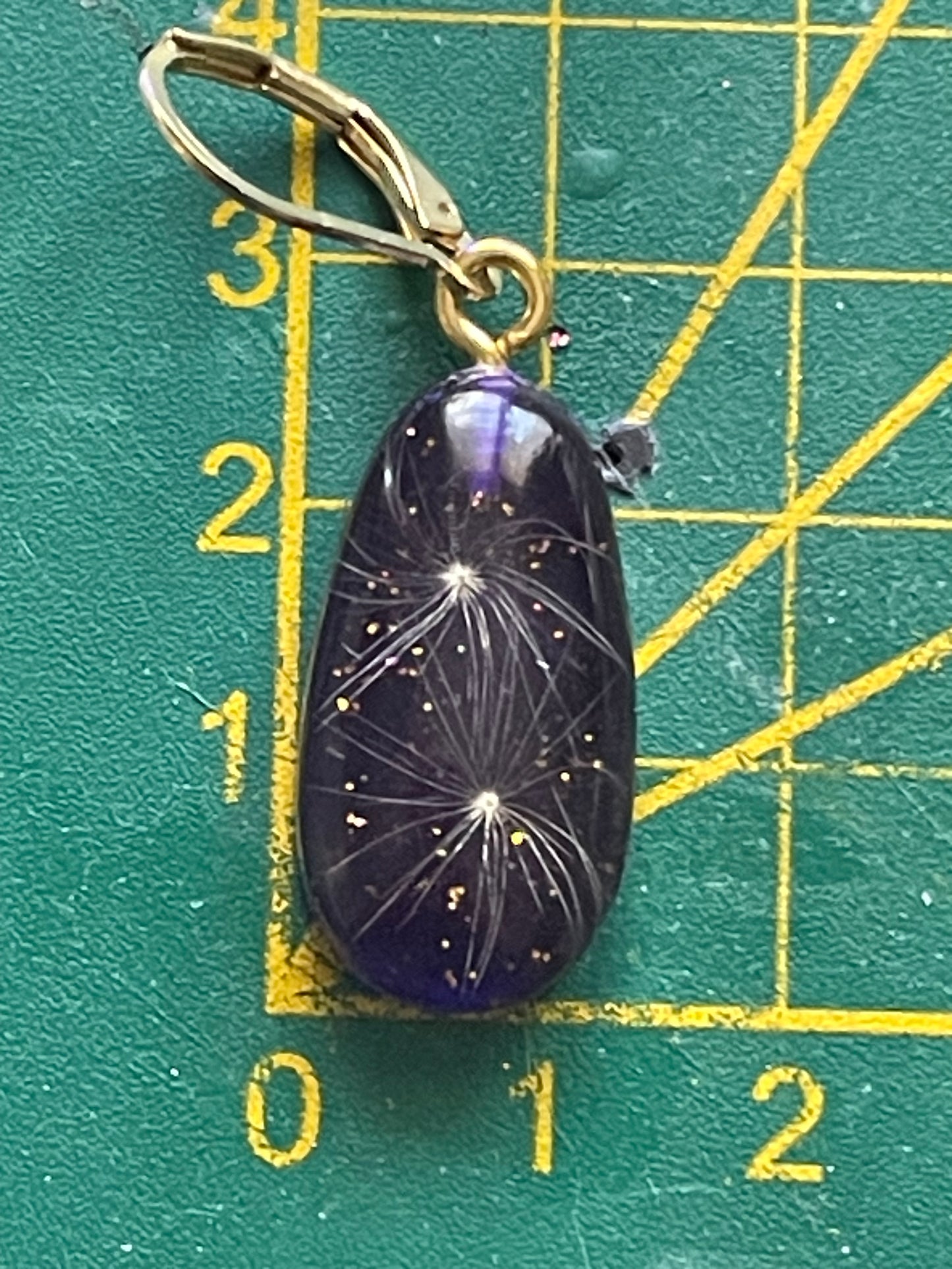 Boucles d’oreilles galets pissenlit violet