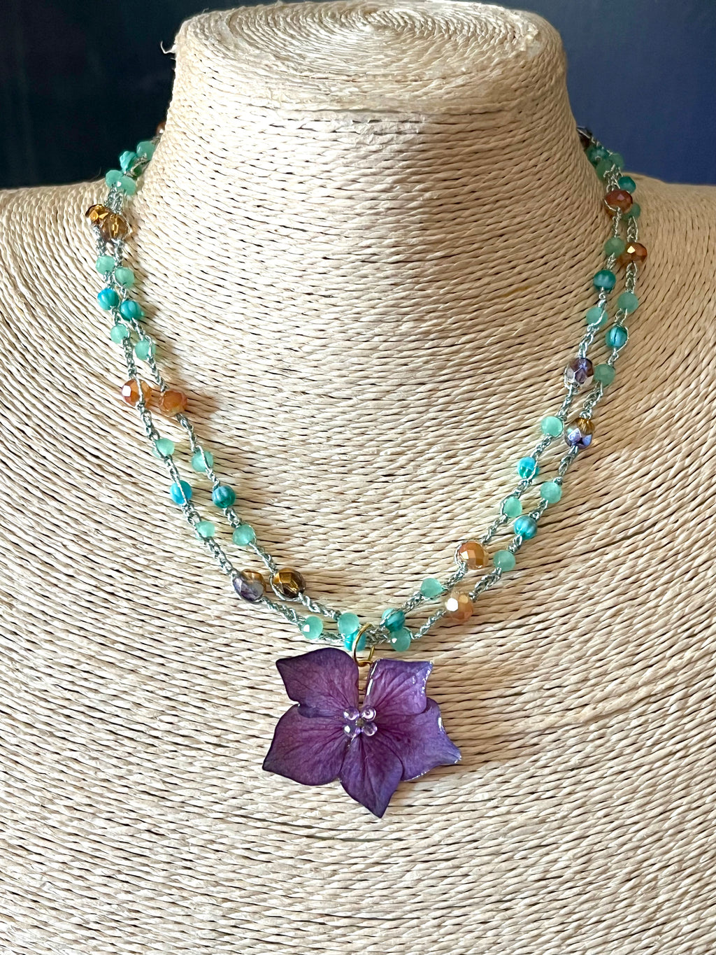 Collier hortensia violet réalisé au crochet – Fleur naturelle