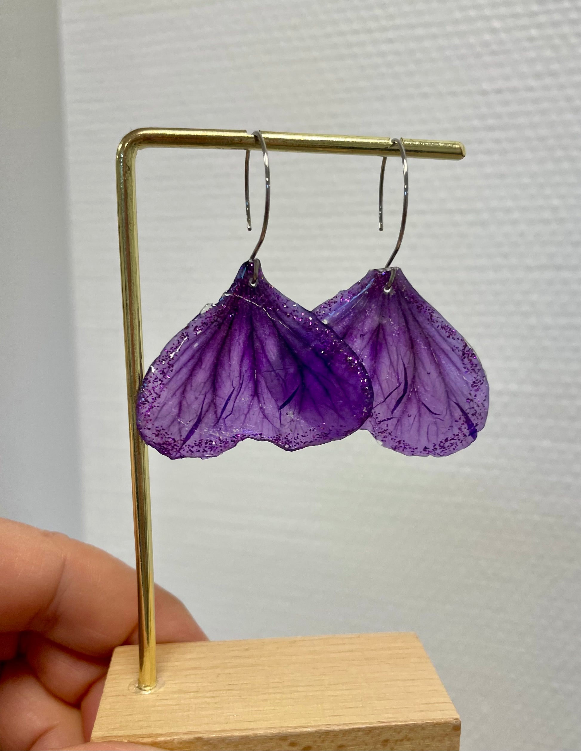 Boucles d’oreilles pétales de Mauve - Aux fleurs de Chloé Boucles d’oreilles pétales de Mauve Boucles d’oreilles Boucles d’oreilles