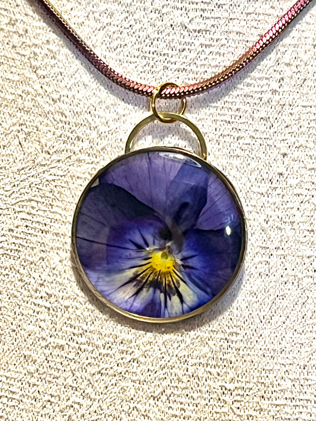 Collier Fleur Naturelle – Pensée Bleue – Pendentif Rond