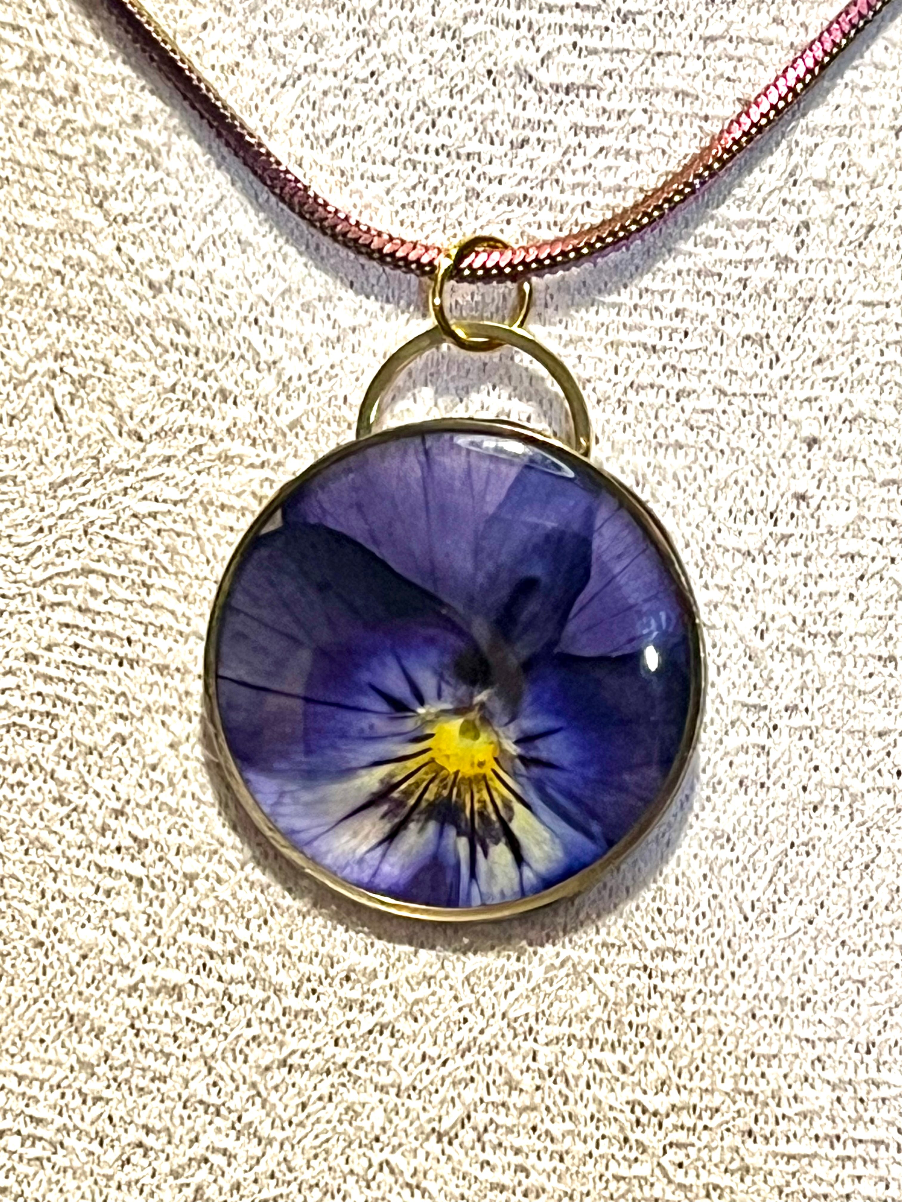Collier Fleur Naturelle – Pensée Bleue – Pendentif Rond