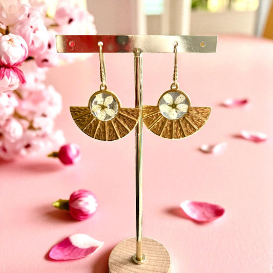 Boucles d’oreilles dorées fleurs de Spirée blanche