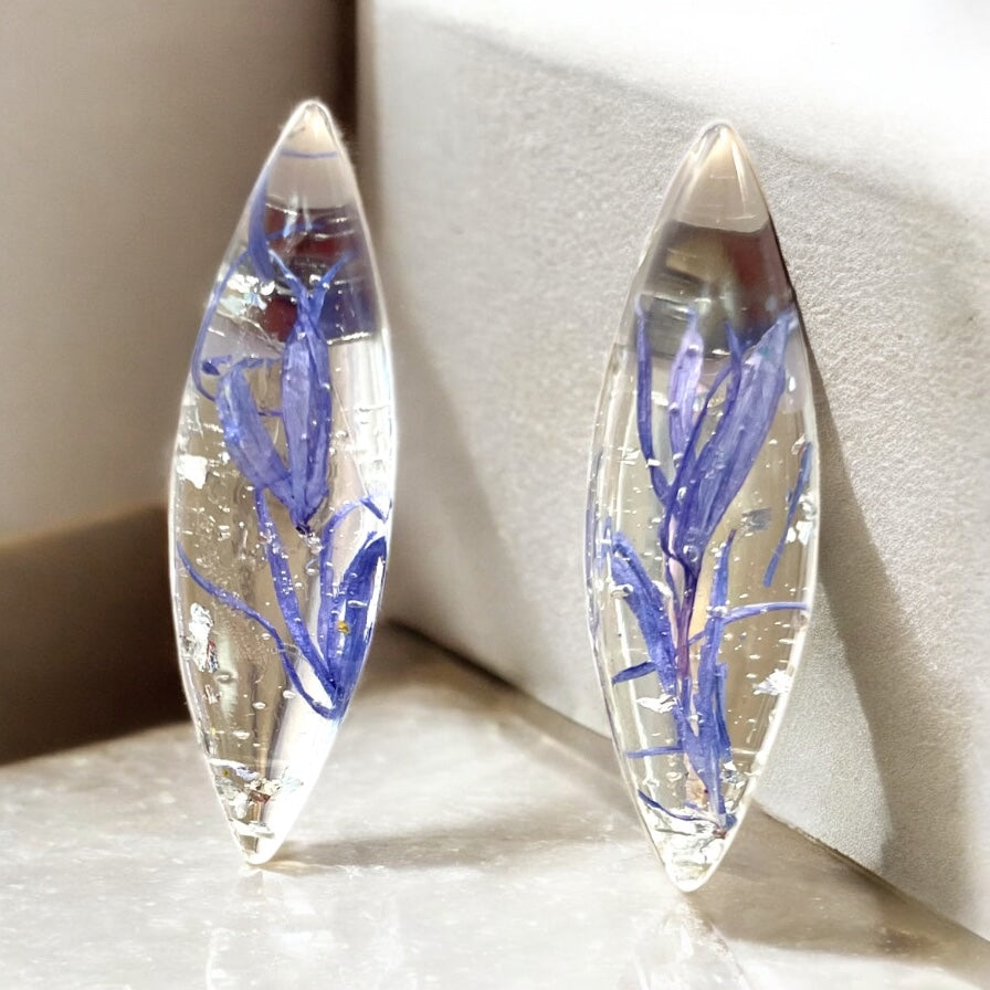 Boucles d’oreilles puces allongées Bleuet - Aux fleurs de Chloé Boucles d’oreilles puces allongées Bleuet Boucles d’oreilles Boucles d’oreilles