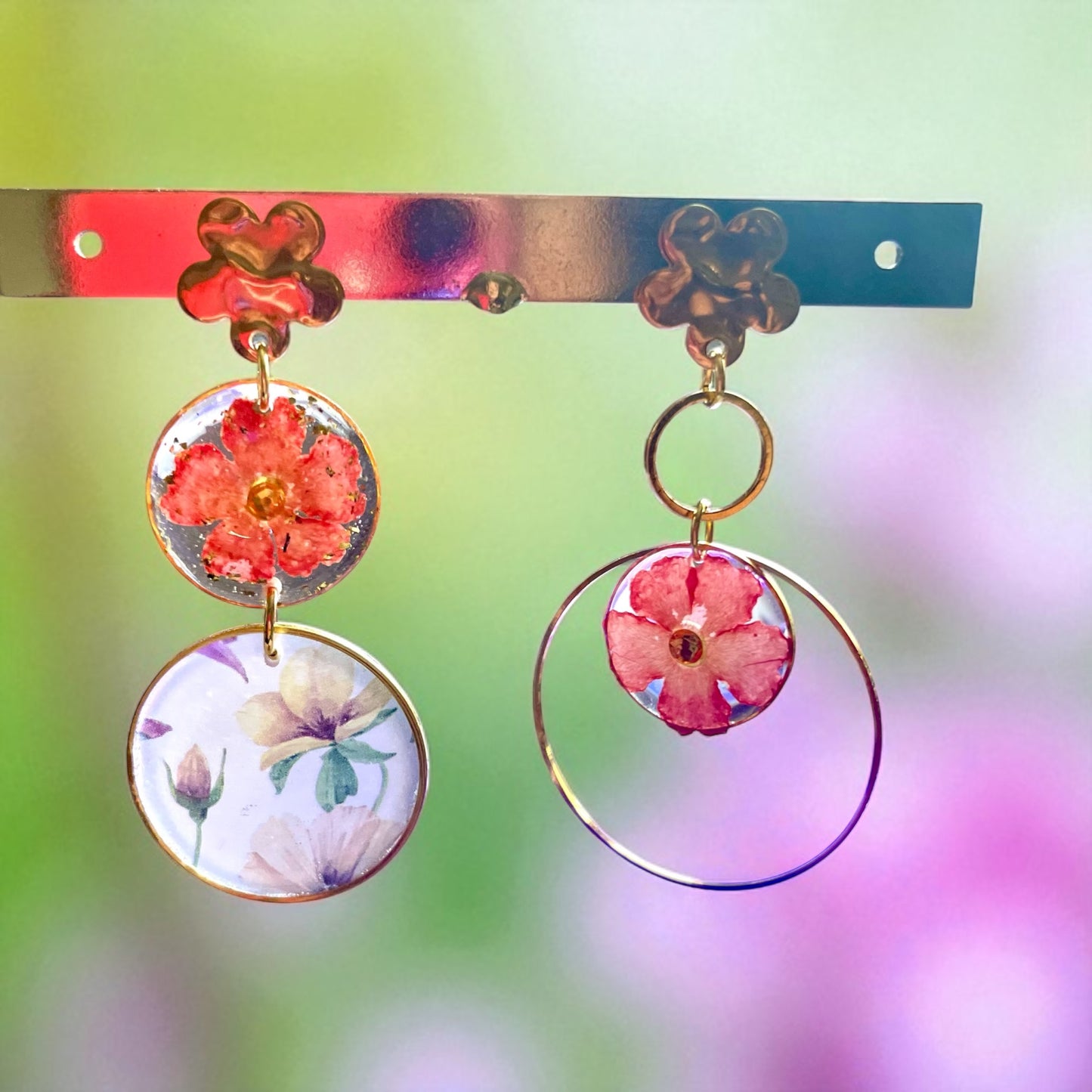 Boucles d’oreilles asymétriques  fleurs de Lantana & papier fleuri