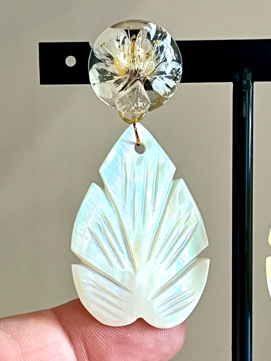🌸 Flower & Mother-of-Pearl Earrings – Artisanal Elegance
