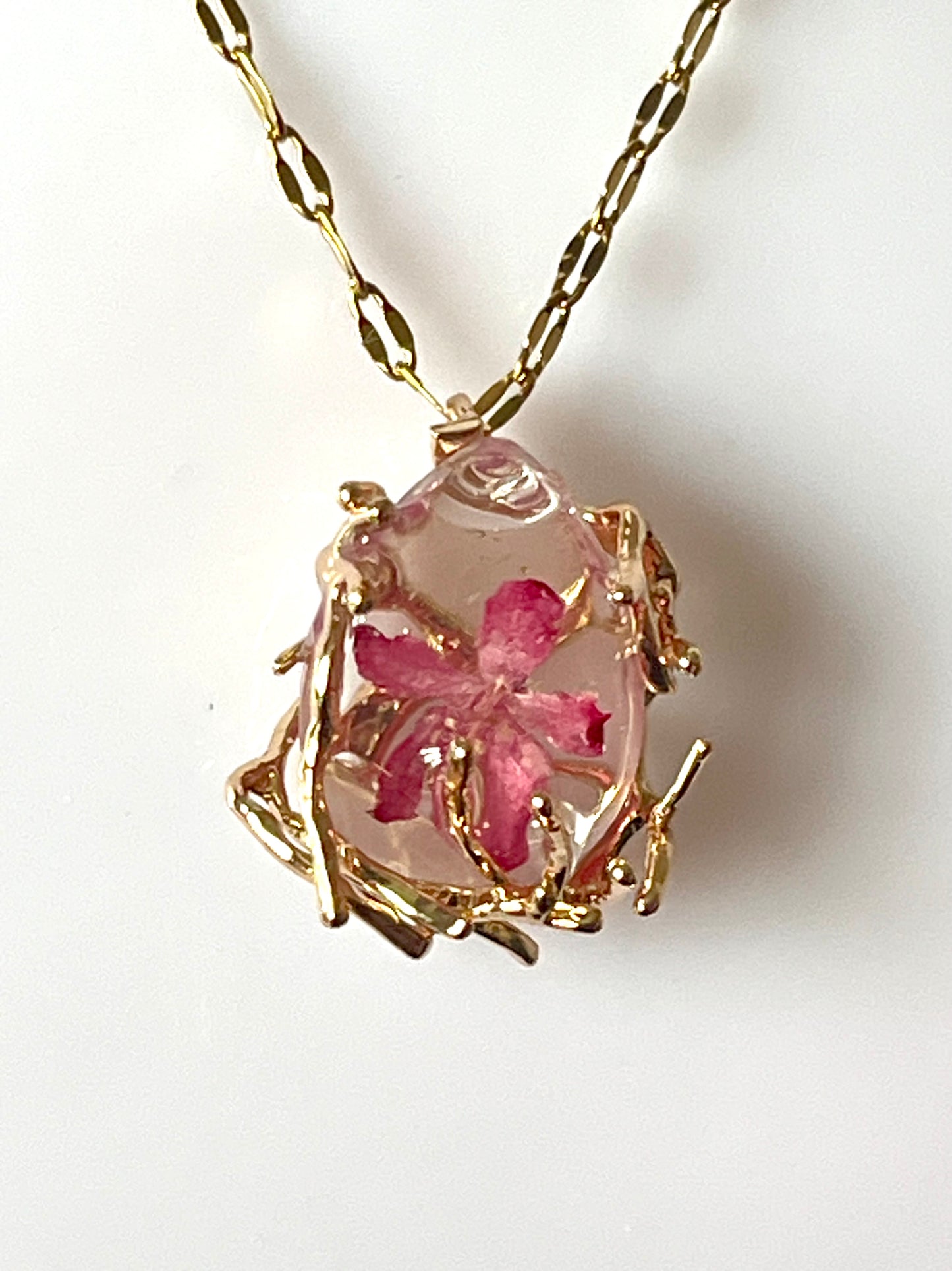 Collier “Éclat Floral” – Fleur naturelle de Groseillier