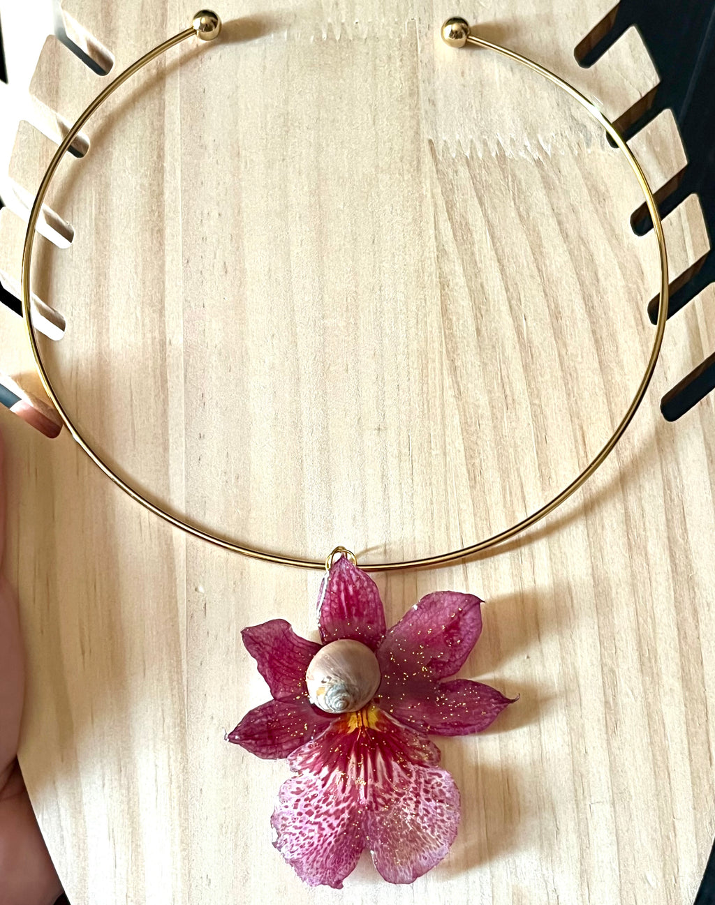 Collier ras-du-cou orchidée cambria naturelle et coquillage