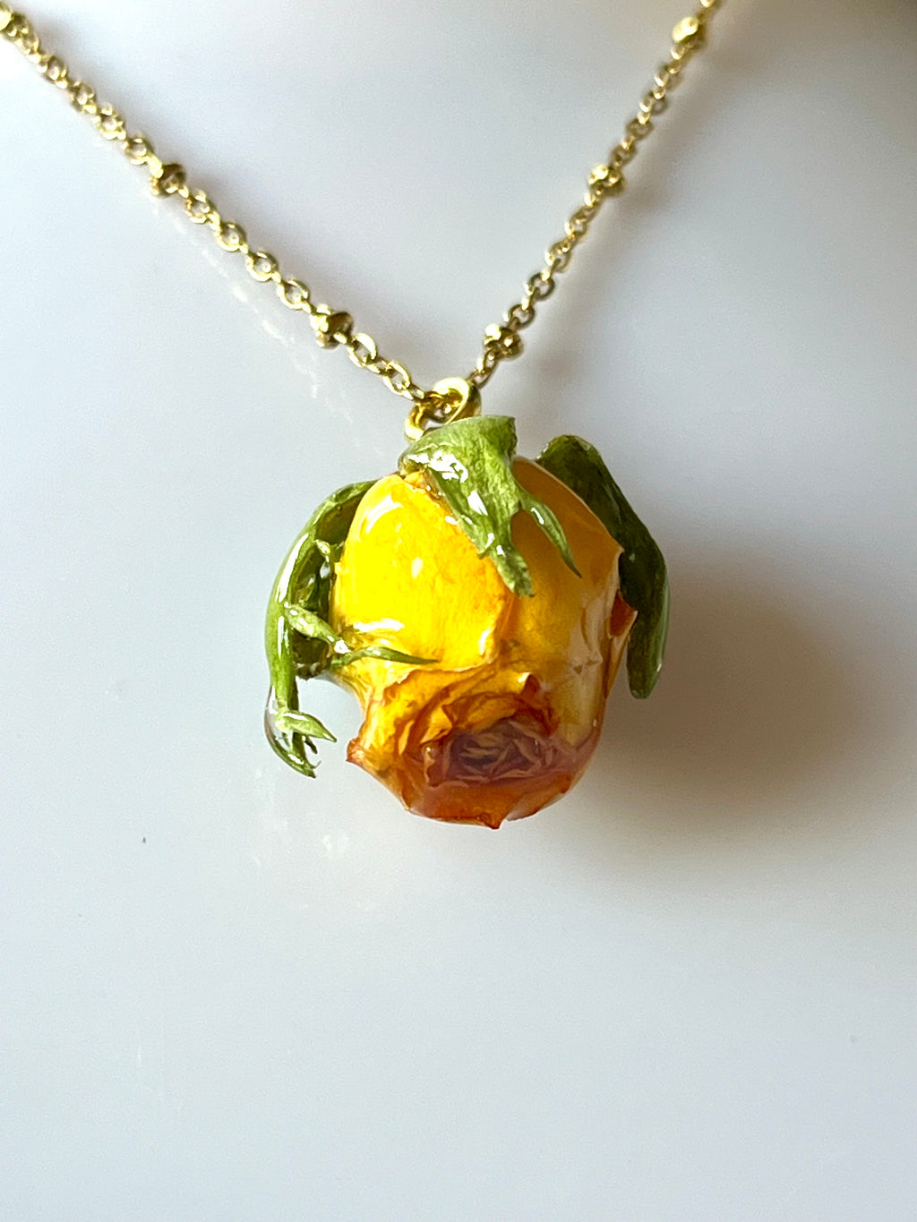 🌹 Collier Bouton de Rose Naturel – Bijou Floral en Résine