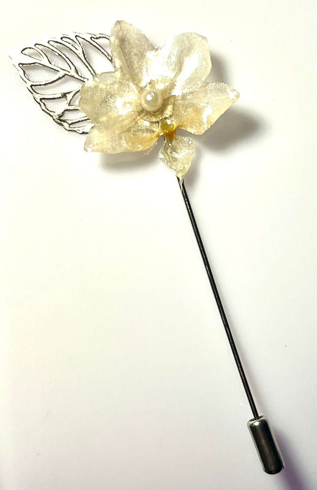 Épingle broche argentée mini orchidée blanche