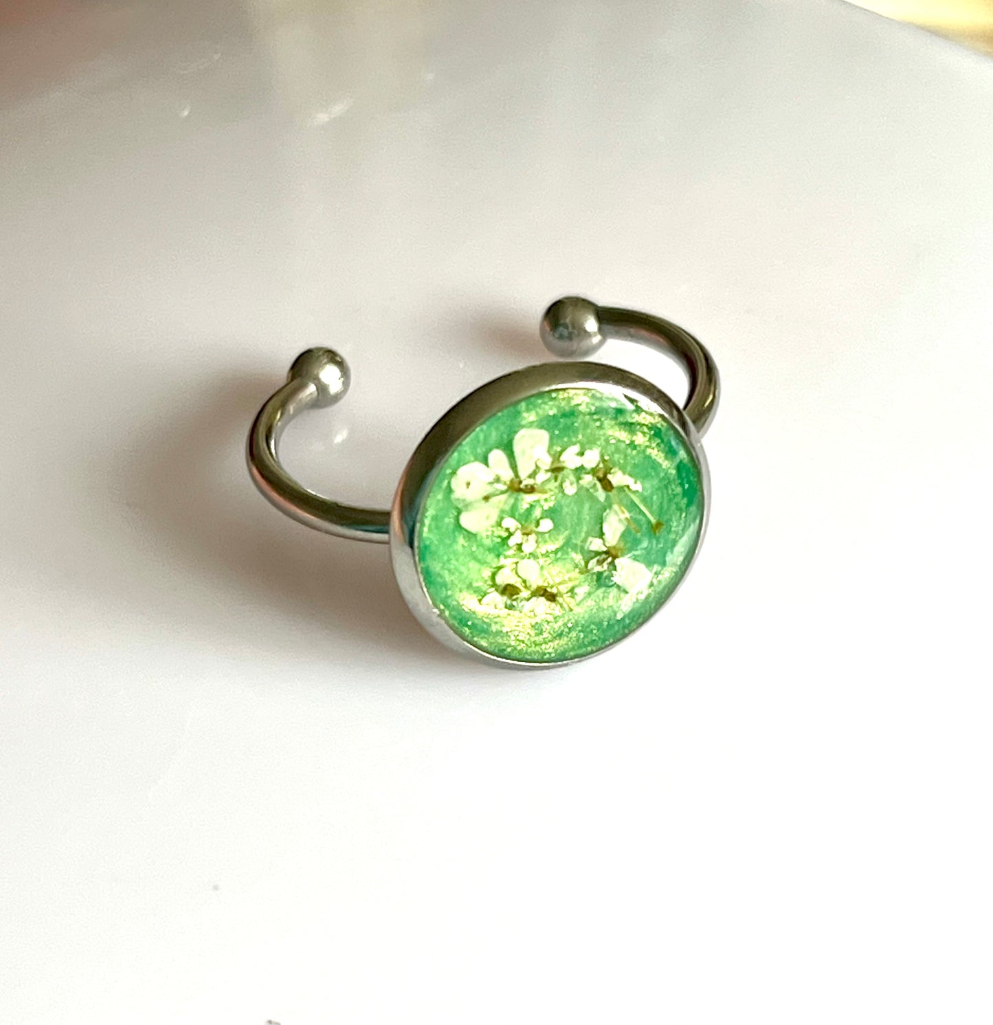 Bagues fleurs de carotte sauvage vert irisé