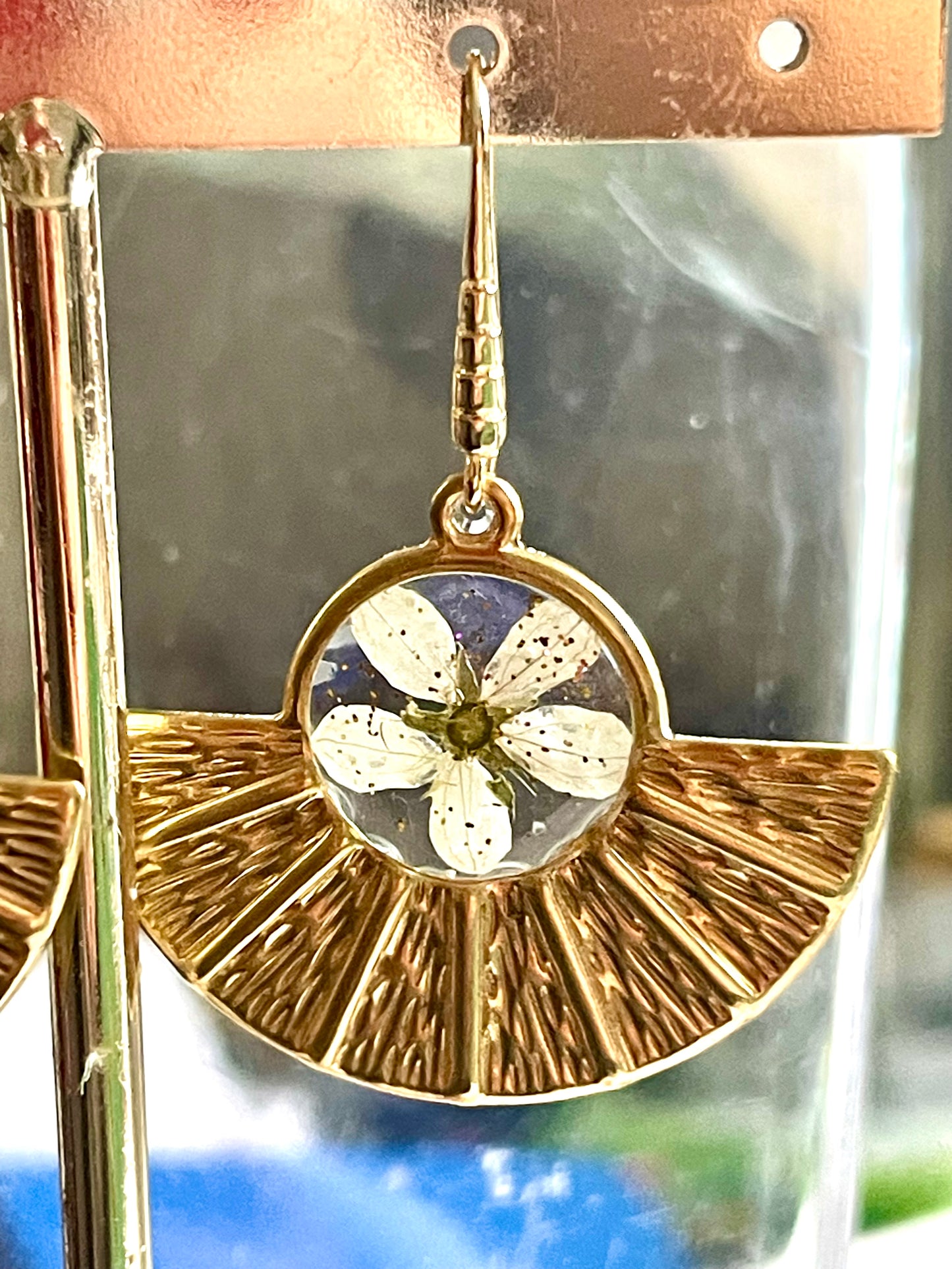 Boucles d’oreilles dorées fleurs de Spirée blanche