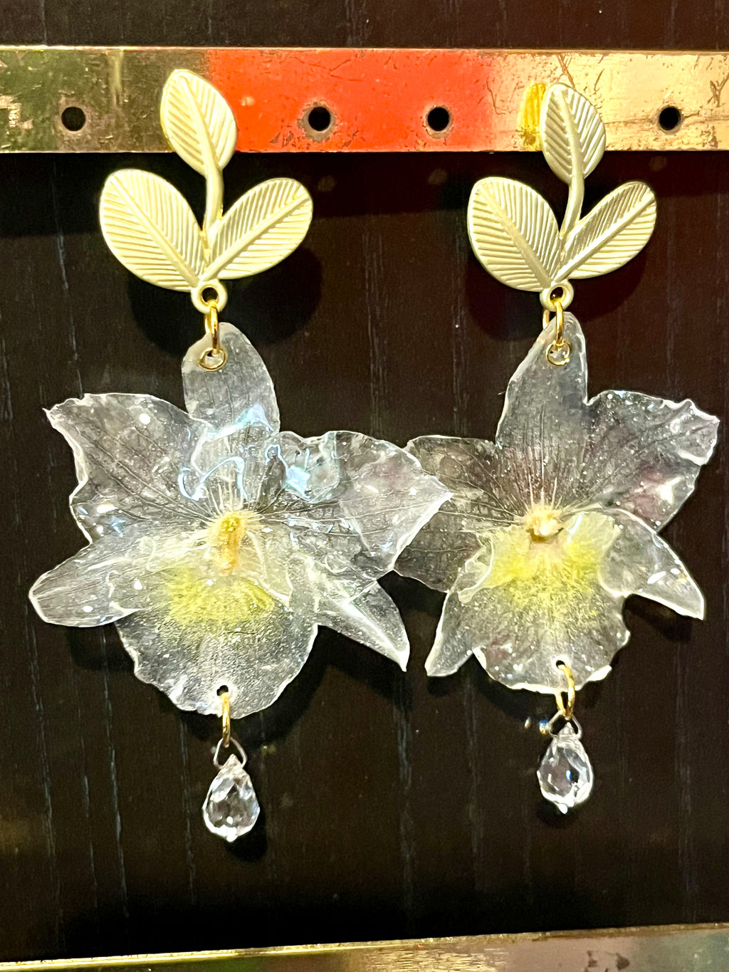 Boucles d’oreilles Orchidée Bambou – Fleur naturelle résinée