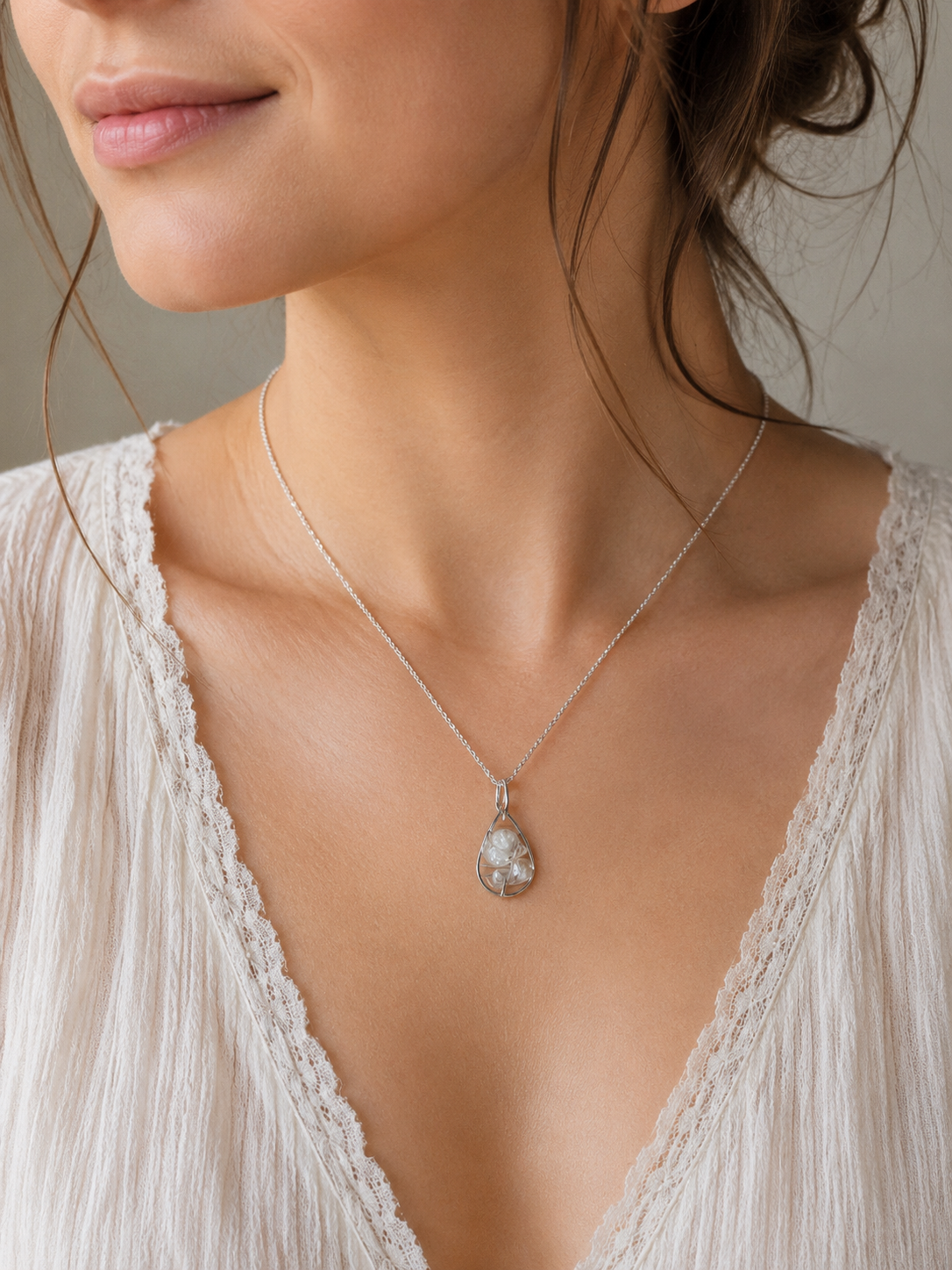Collier bijou de dos  Gypsophile – Élégance florale et poésie intemporelle