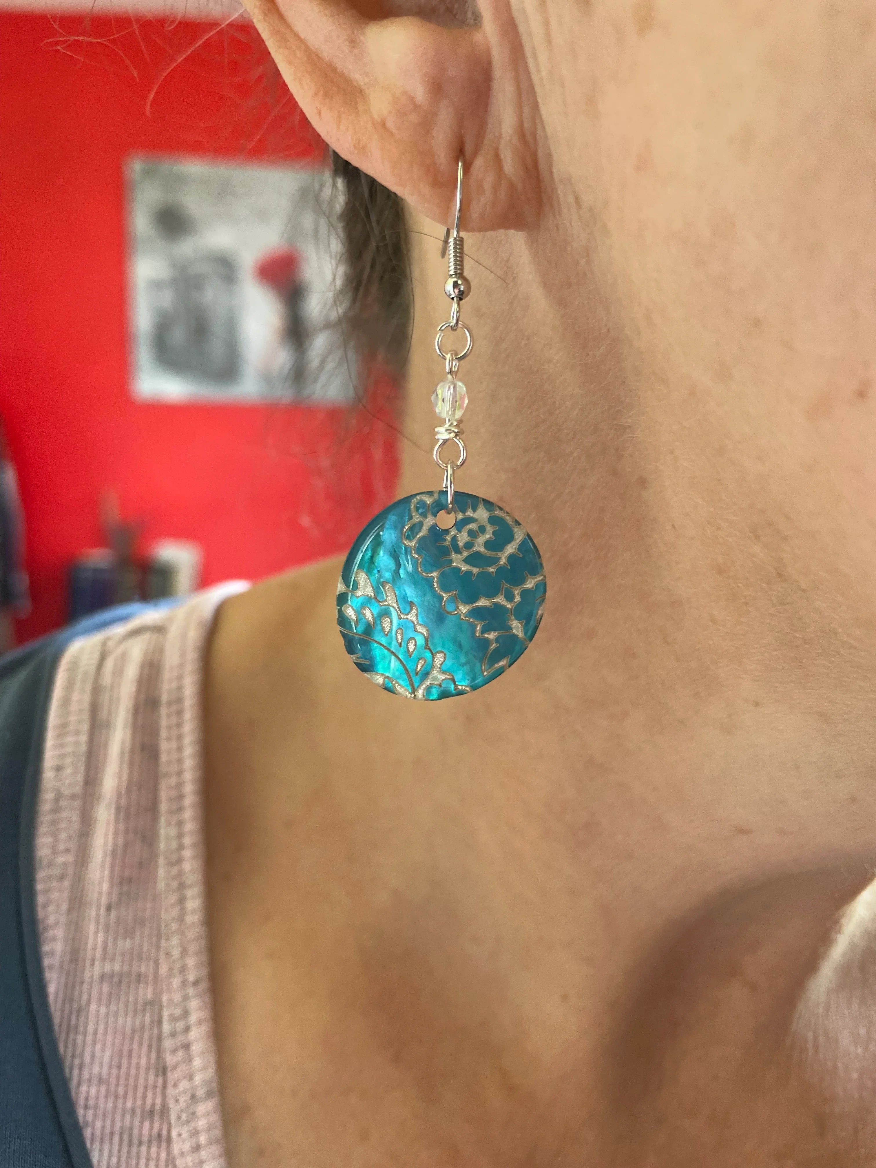 Boucles d’oreilles sequins de nacre bleus - Aux fleurs de Chloé Boucles d’oreilles sequins de nacre bleus  