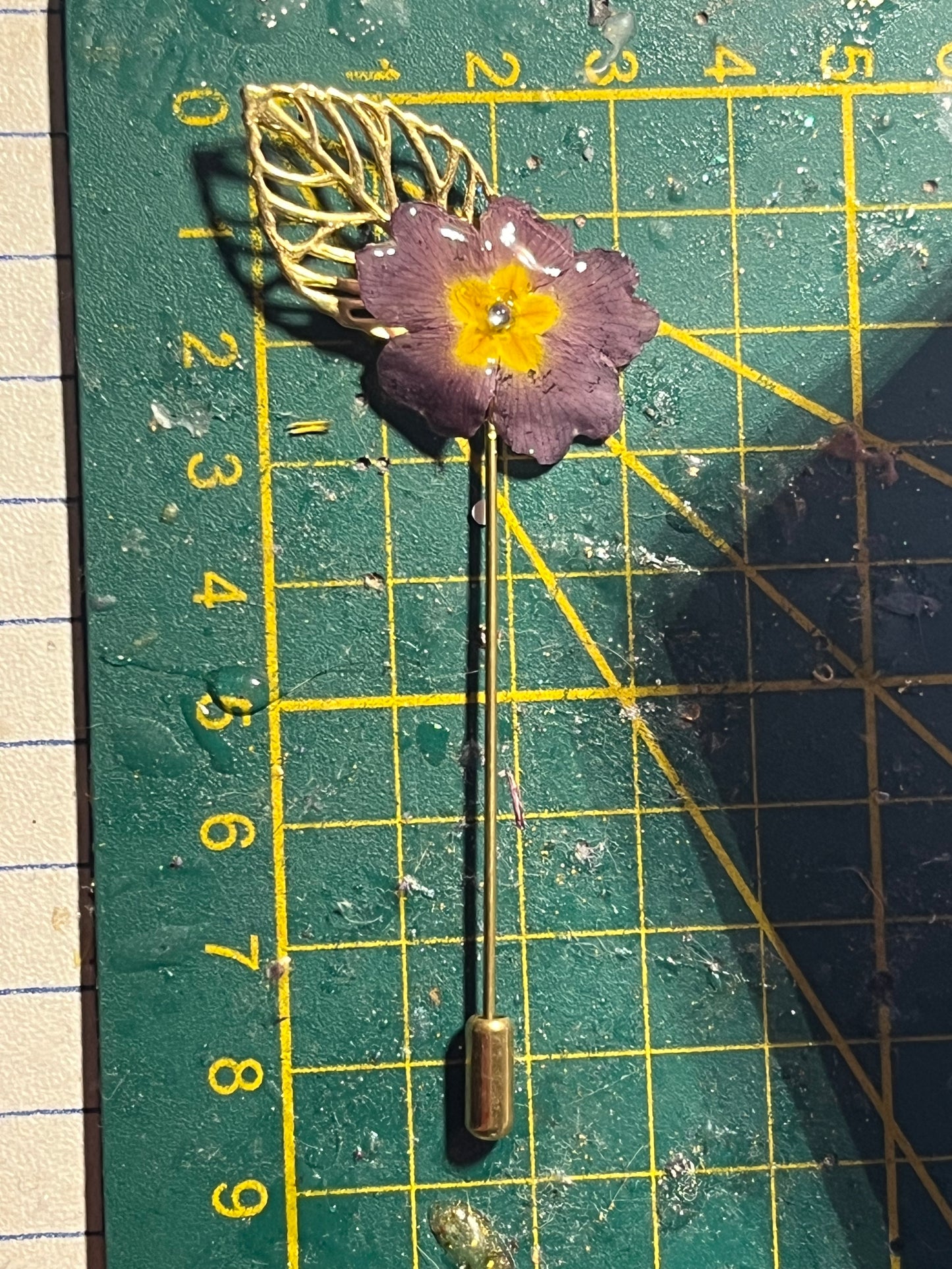 Épingle broche fleur primevère bordeaux