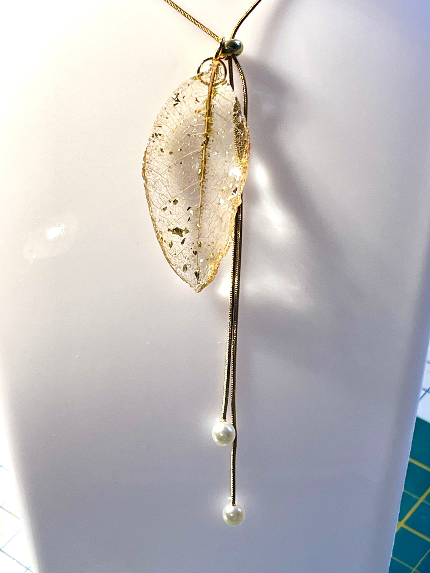 Collier ajustable dentelle végétale Magnolia - Aux fleurs de Chloé Collier ajustable dentelle végétale Magnolia Collier Collier