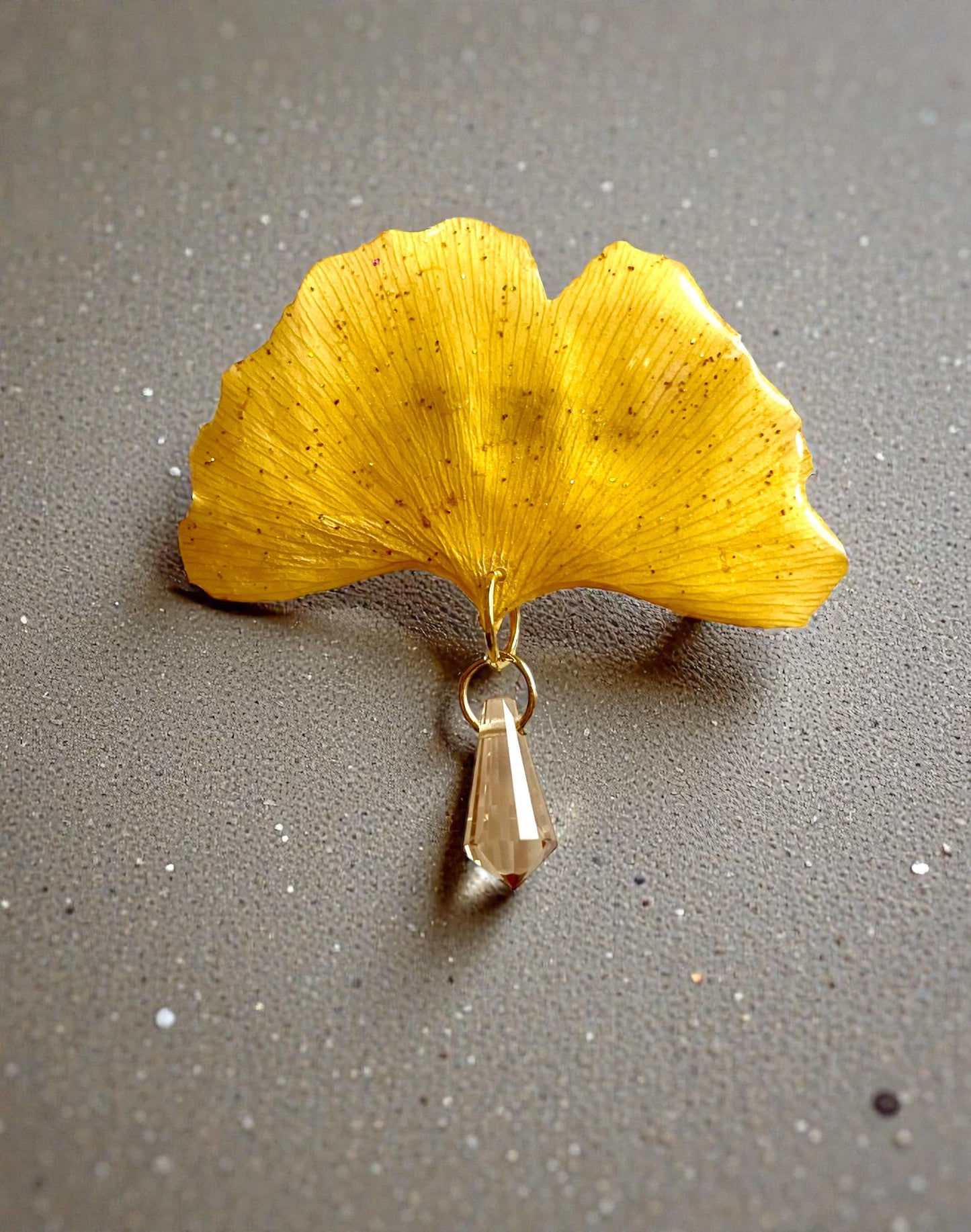 Broche feuille de Ginkgo & goutte Swarovski ambrée - Aux fleurs de Chloé Broche feuille de Ginkgo & goutte Swarovski ambrée Broche Broche