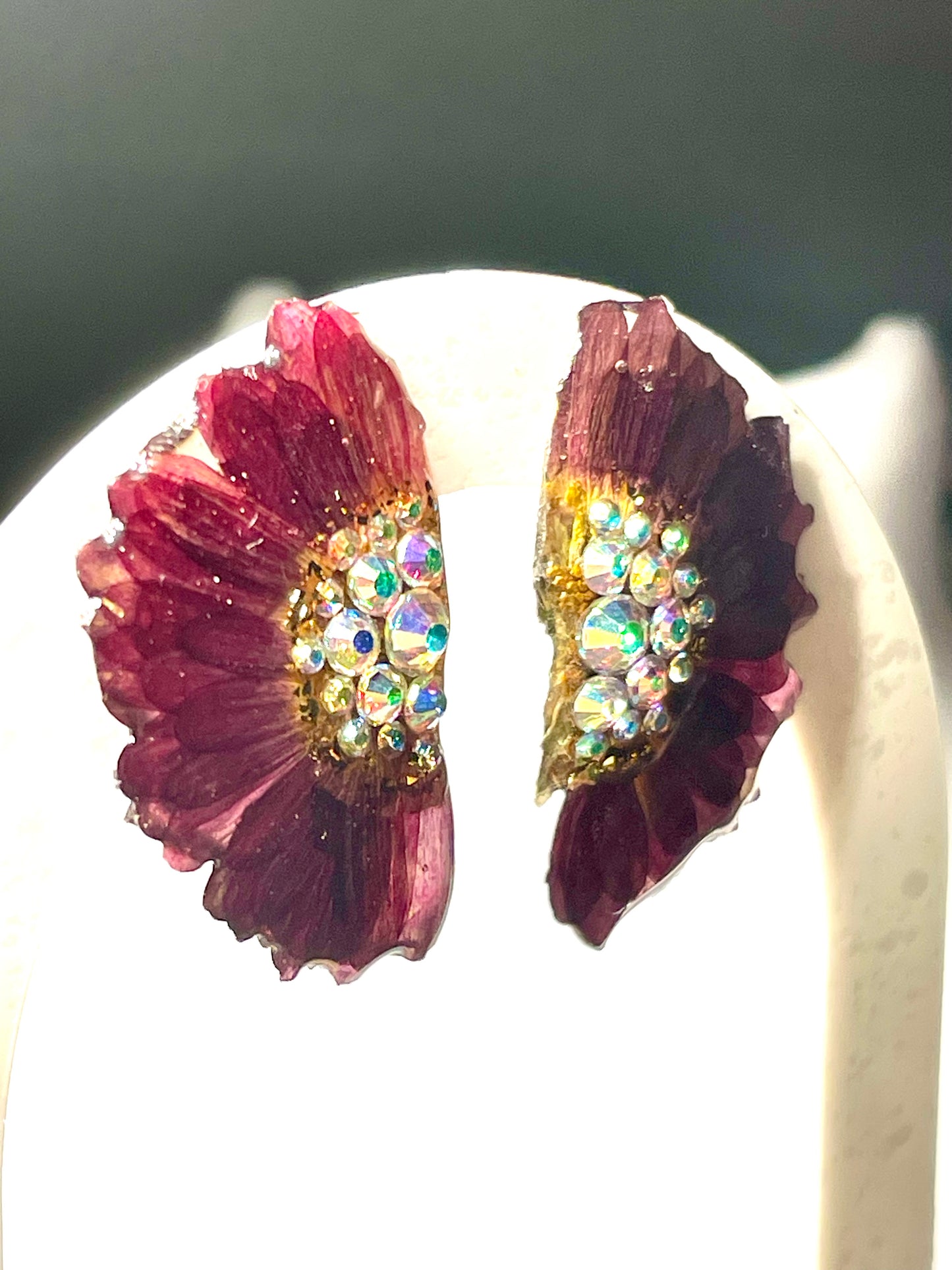 Boucles d’oreilles Chrysanthème & strass «plumes » - Aux fleurs de Chloé Boucles d’oreilles Chrysanthème & strass «plumes » Boucles d’oreilles Boucles d’oreilles