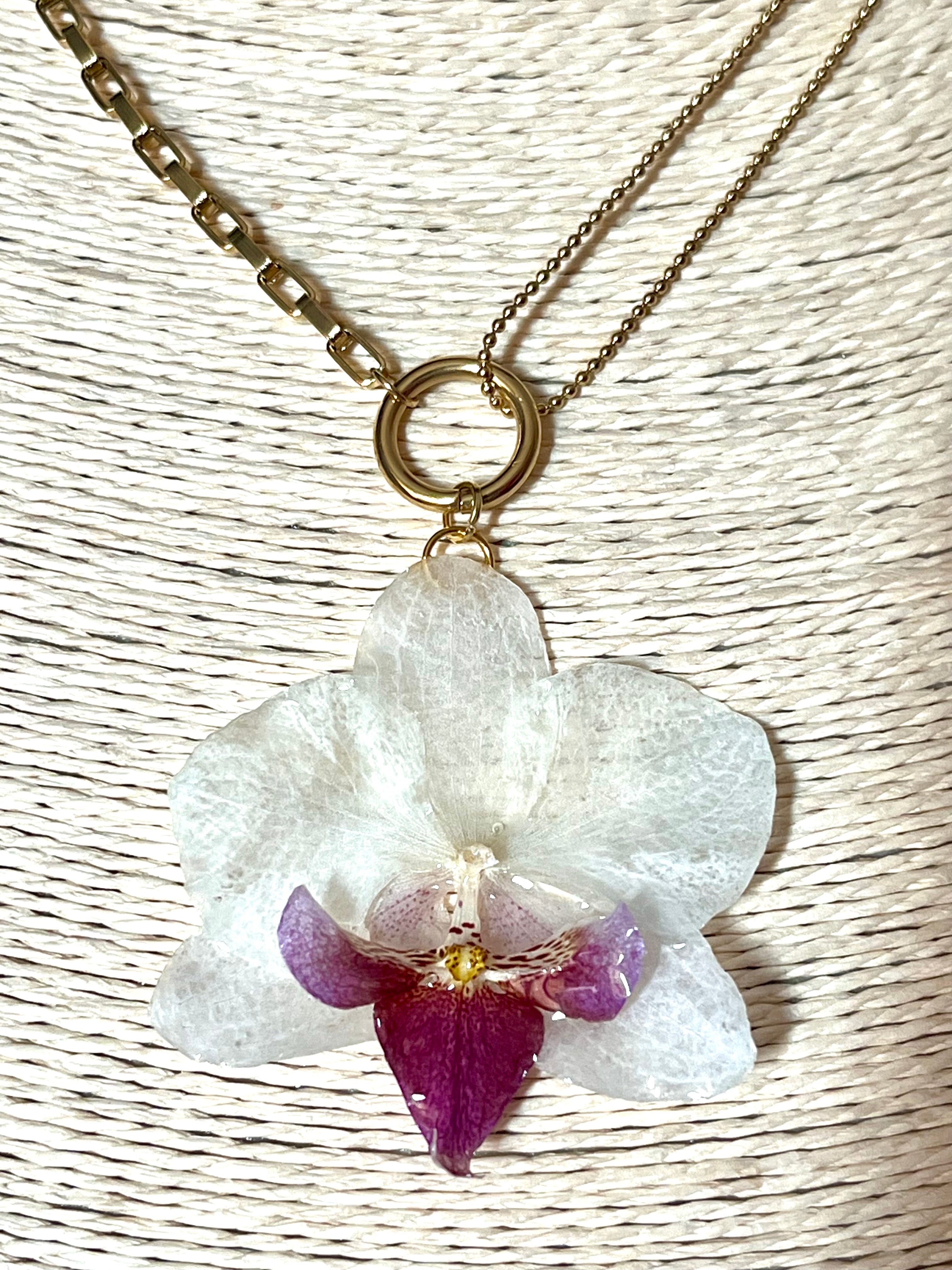 Collier Orchidée Blanche Éternelle – Fleur naturelle résinée