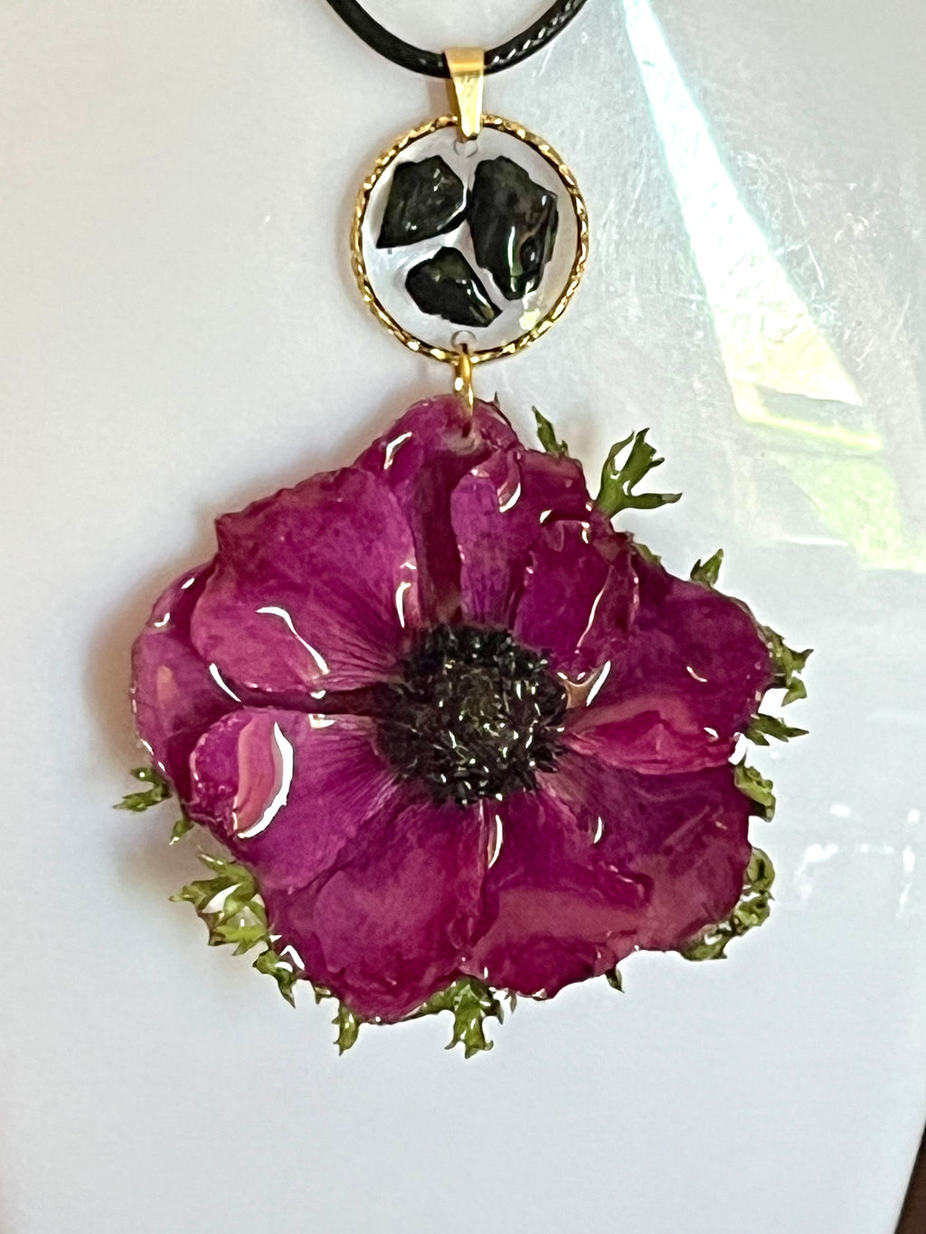 Collier Fleur d’Anémone Violette & Tourmaline Noire – Fleur naturelle résinée