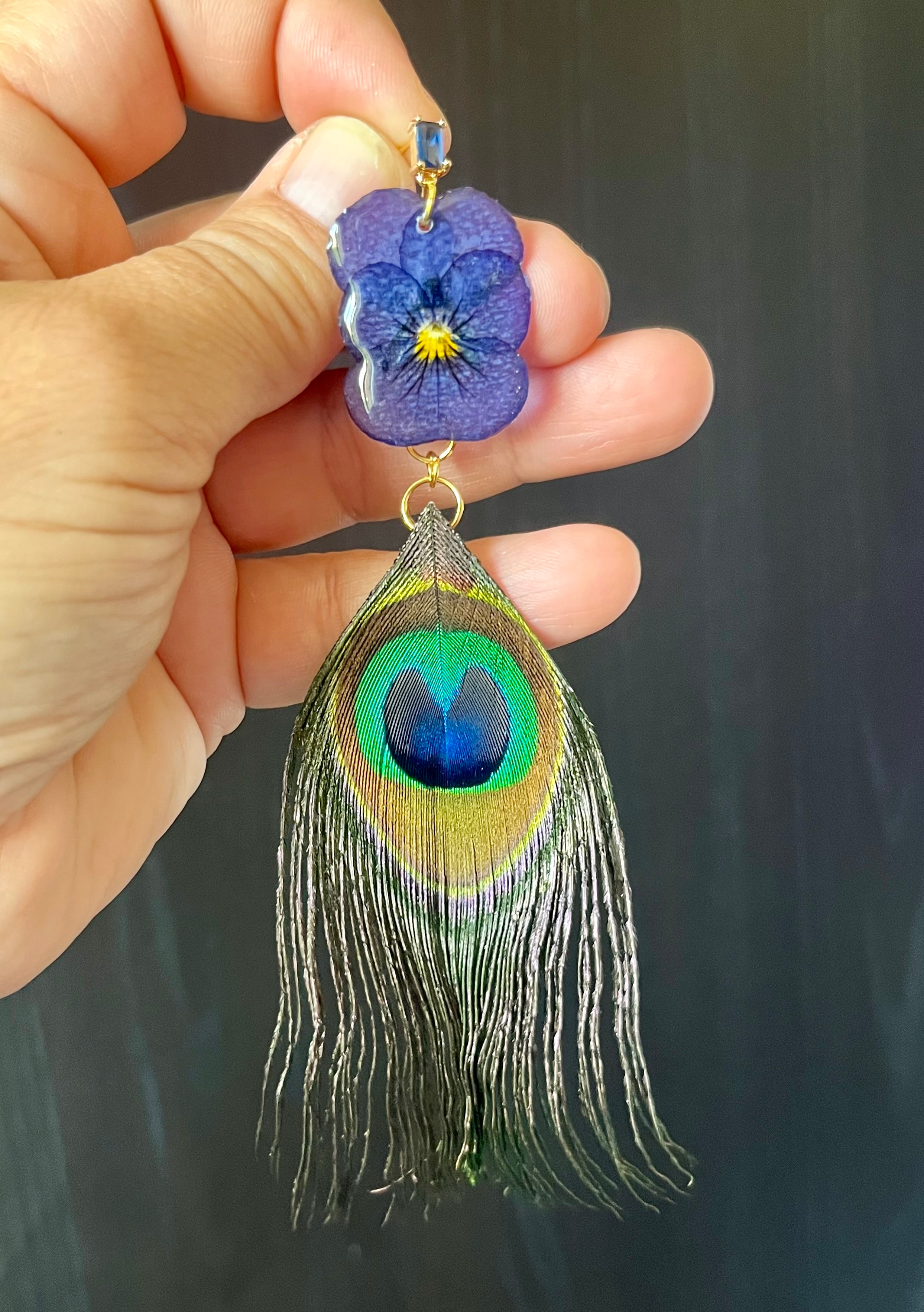 Boucles d’oreilles « Pensée & Plume de paon »